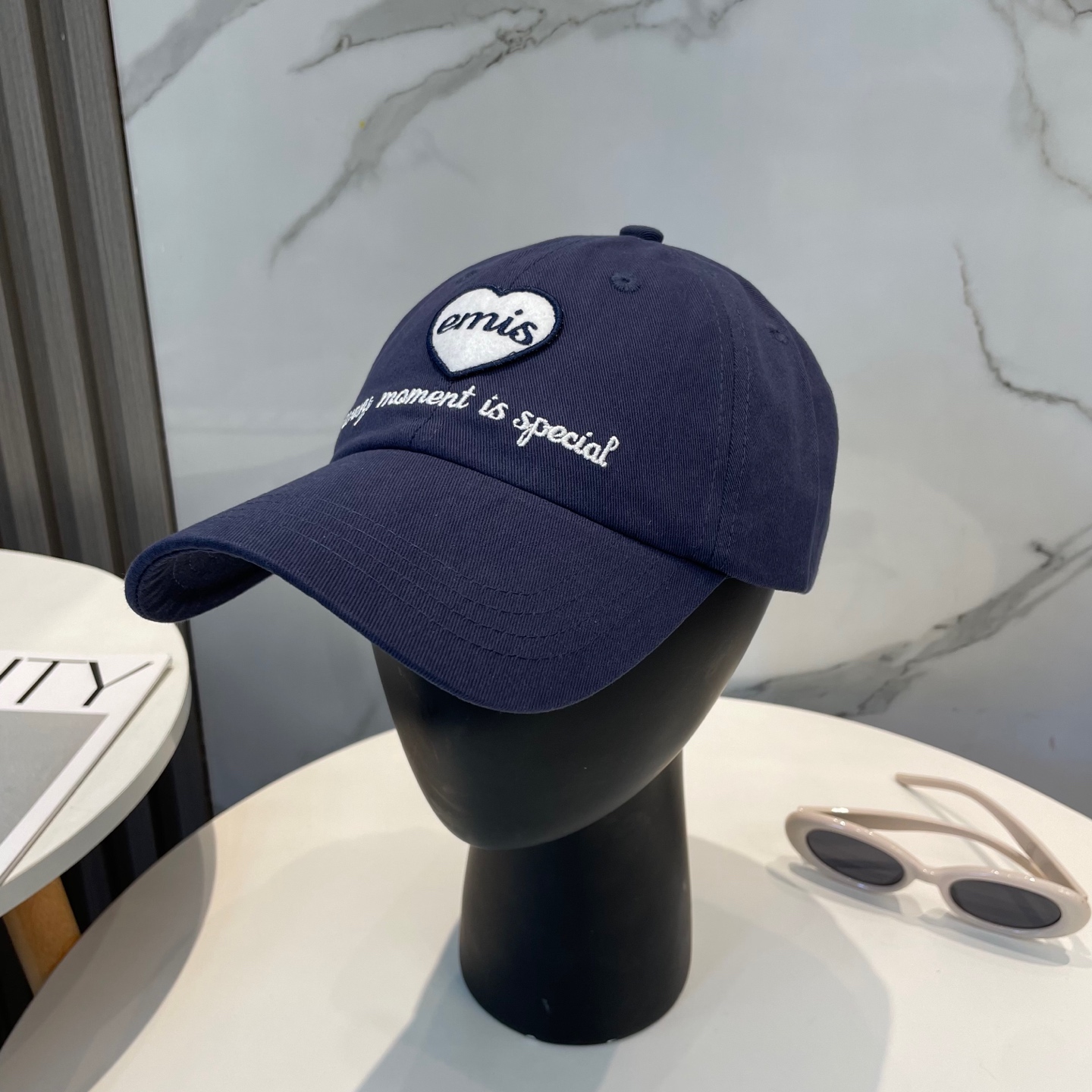Trend Alert: Korean Fashion Baseball Cap with Magical Appeal Gains Popularity - 图片 2