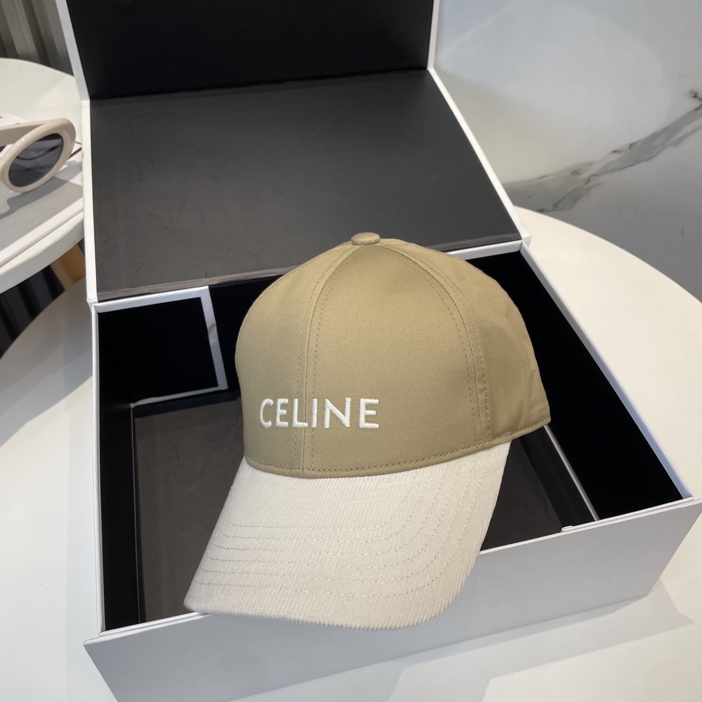 
爆款CELINE（赛琳）官网代购版本。 原版11 定制！ 简约字母明星同款最新棒球帽，时尚潮流，高端做