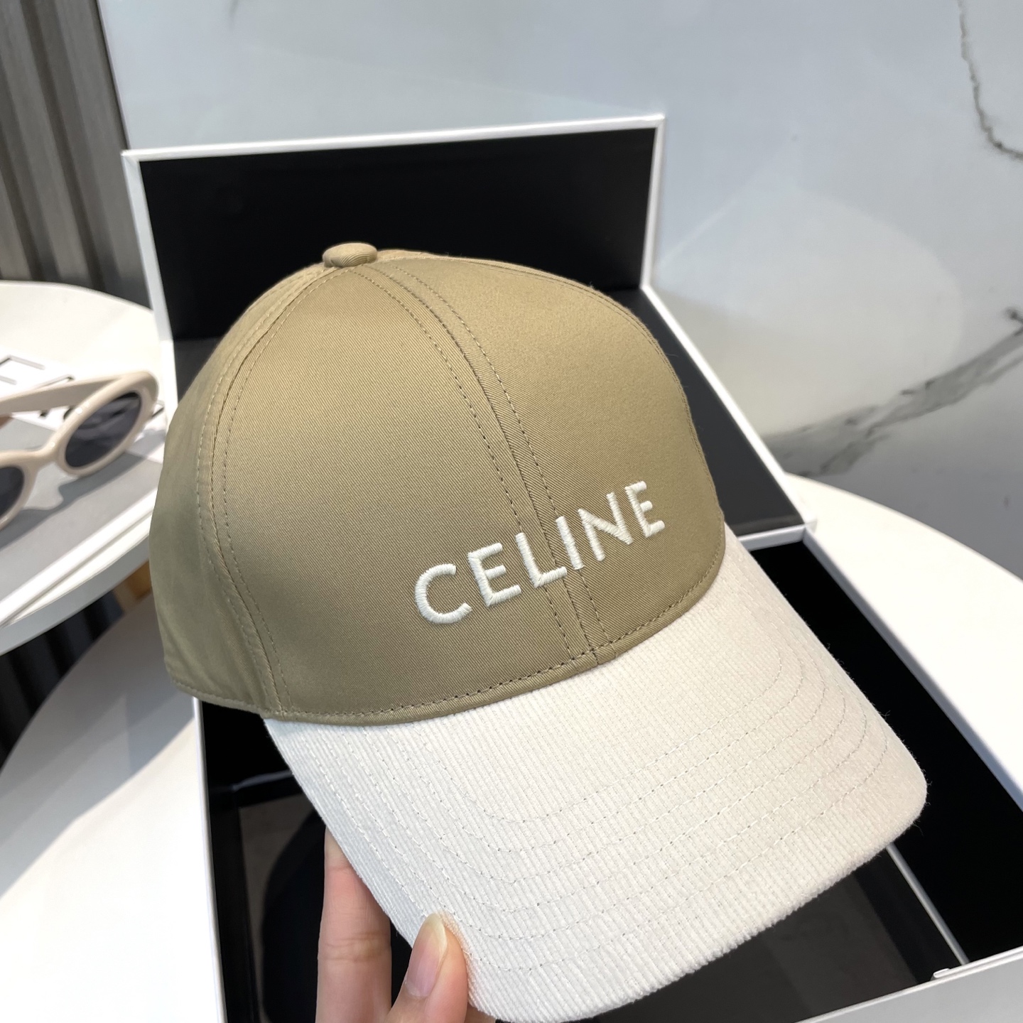 
爆款CELINE（赛琳）官网代购版本。 原版11 定制！ 简约字母明星同款最新棒球帽，时尚潮流，高端做