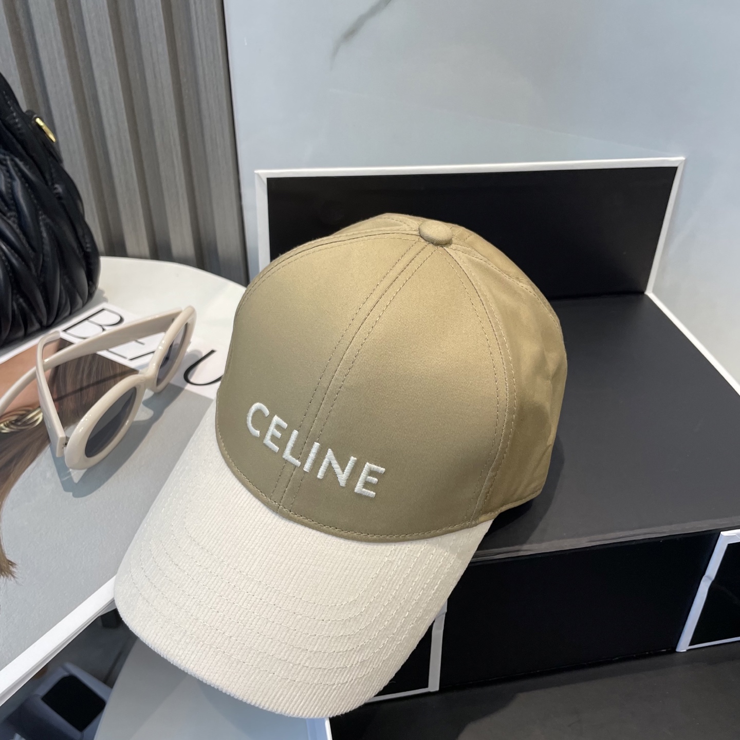 
爆款CELINE（赛琳）官网代购版本。 原版11 定制！ 简约字母明星同款最新棒球帽，时尚潮流，高端做