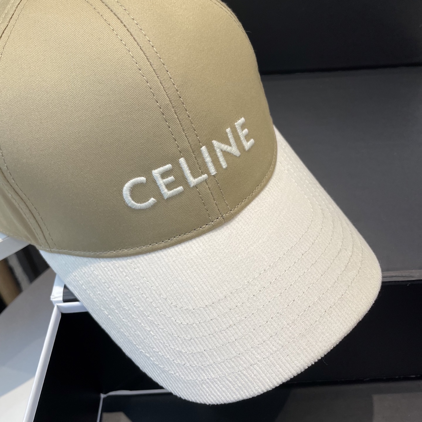 
爆款CELINE（赛琳）官网代购版本。 原版11 定制！ 简约字母明星同款最新棒球帽，时尚潮流，高端做