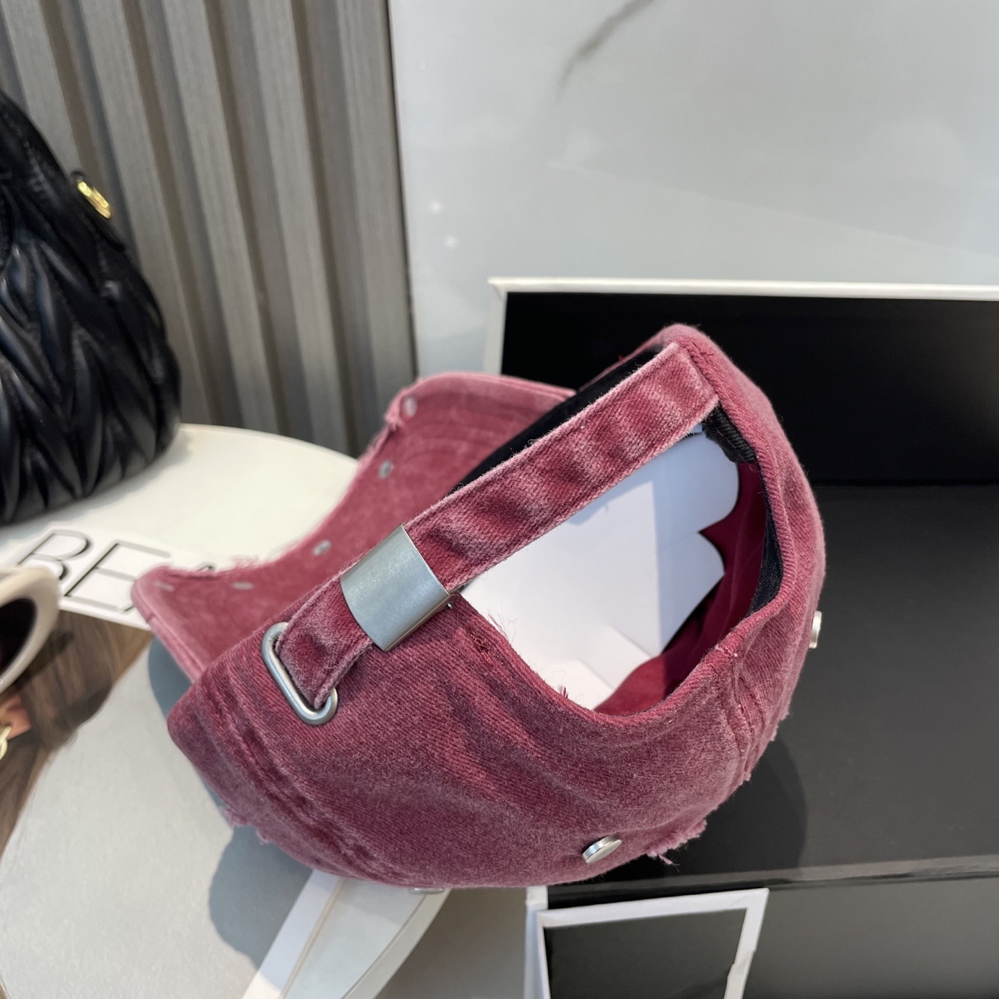 普拉达 Prada 2025新款重设计款棒球帽,新款出货,大牌款超好搭配,赶紧入手!