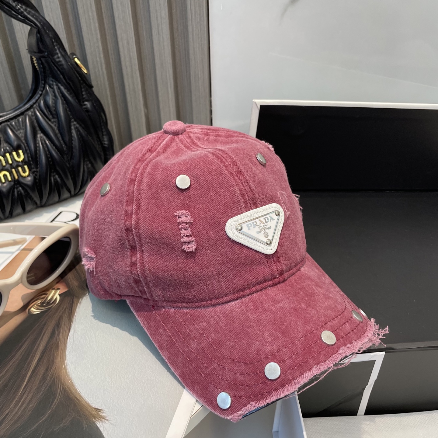 普拉达 Prada 2025新款重设计款棒球帽,新款出货,大牌款超好搭配,赶紧入手!