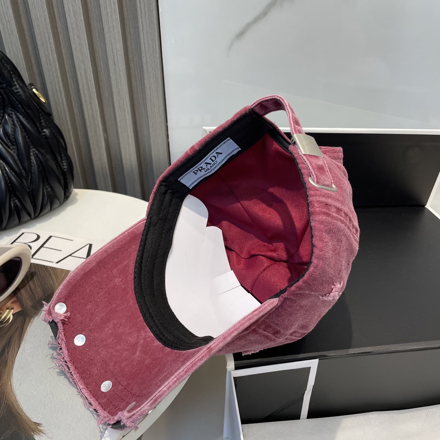 普拉达 Prada 2025新款重设计款棒球帽,新款出货,大牌款超好搭配,赶紧入手!