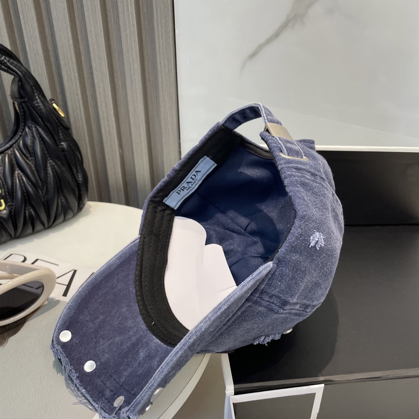 普拉达 Prada 2025新款重设计款棒球帽,新款出货,大牌款超好搭配,赶紧入手!