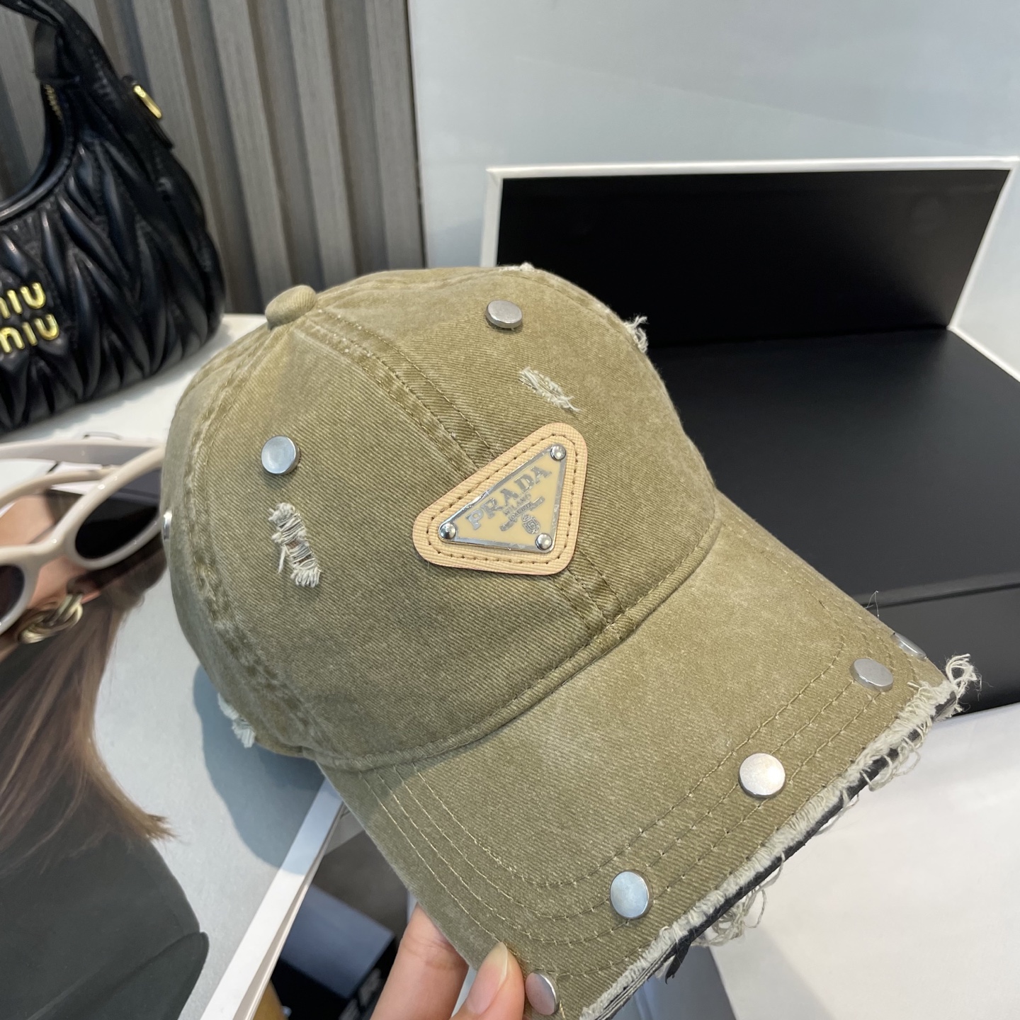 普拉达 Prada 2025新款重设计款棒球帽,新款出货,大牌款超好搭配,赶紧入手!