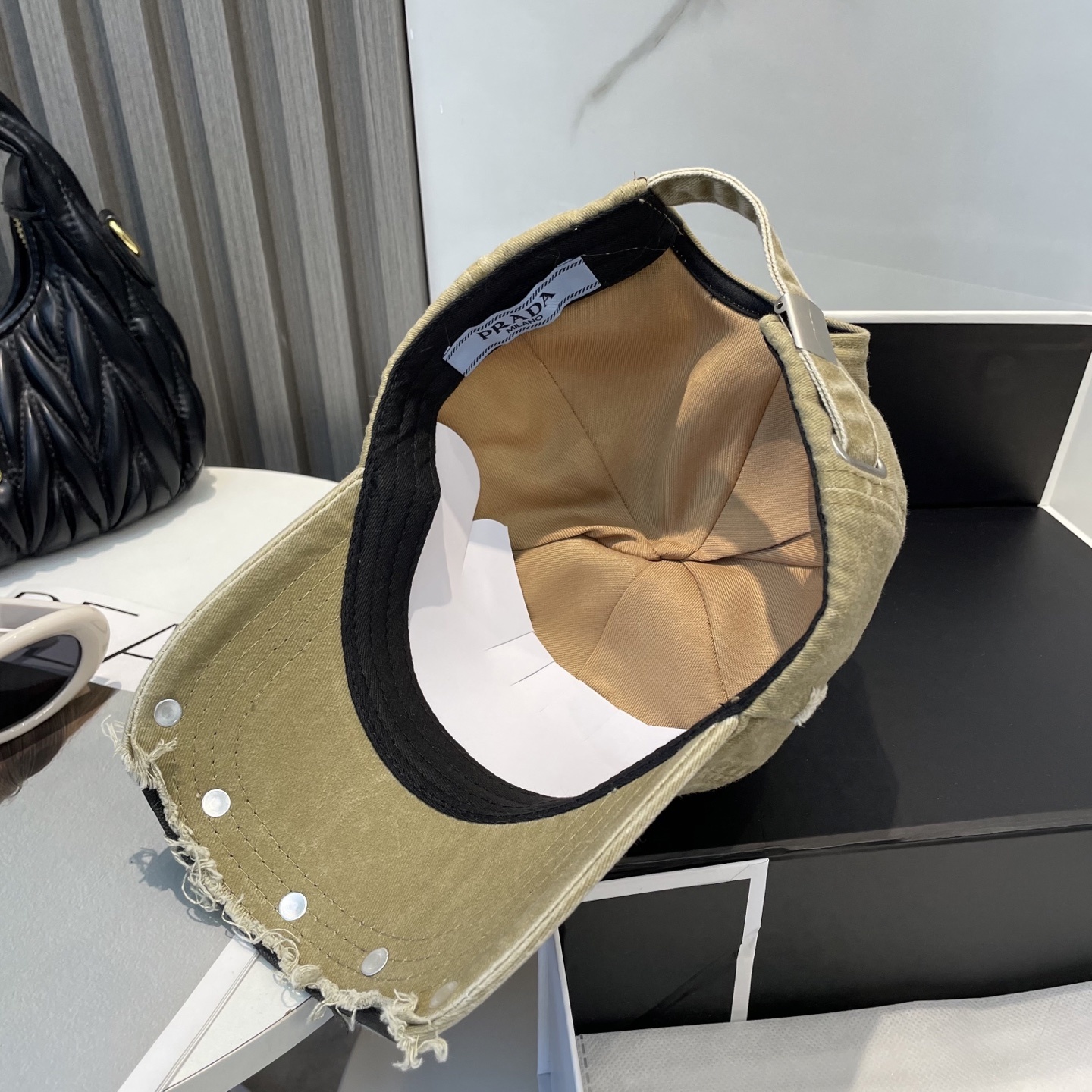 普拉达 Prada 2025新款重设计款棒球帽,新款出货,大牌款超好搭配,赶紧入手!