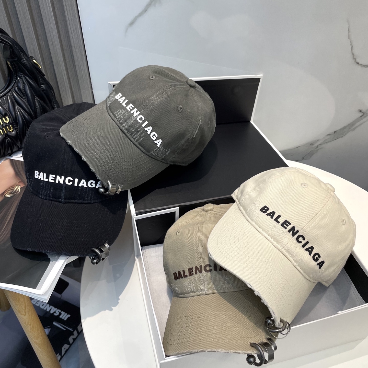 
BALENCIAGA巴黎世家新款logo棒球帽，很酷的色系，男女佩戴都有不同style，第一批抢先出货