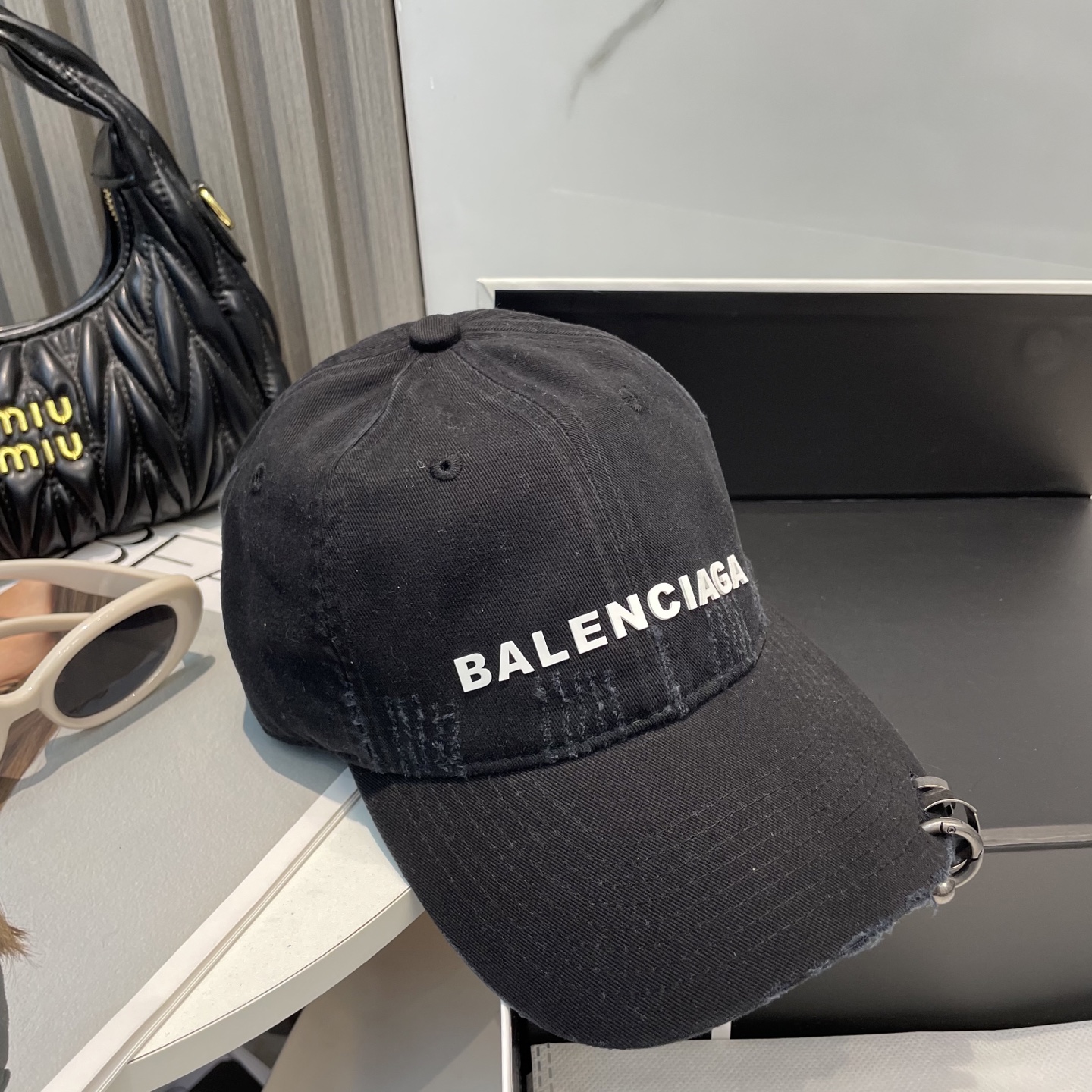 
BALENCIAGA巴黎世家新款logo棒球帽，很酷的色系，男女佩戴都有不同style，第一批抢先出货