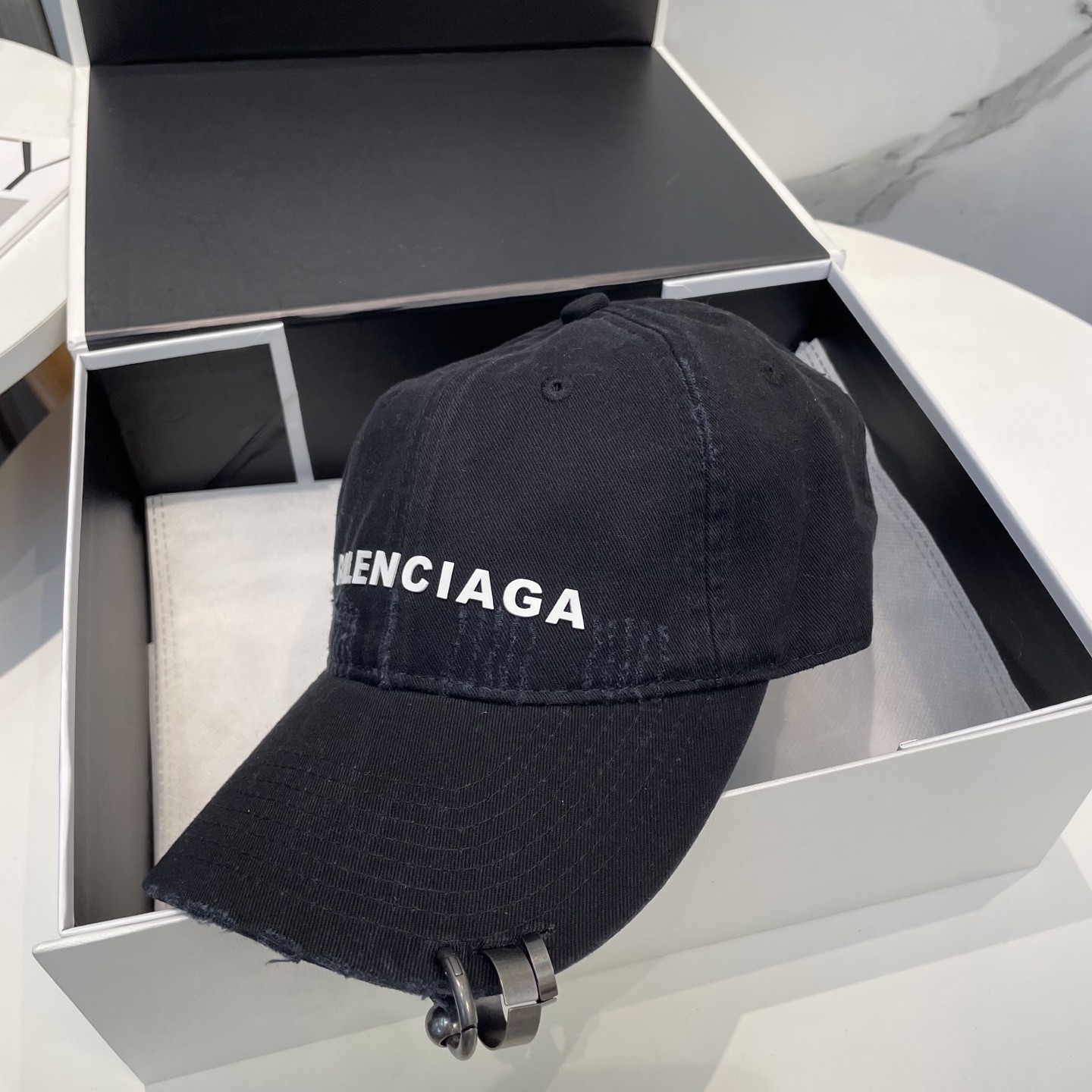 
BALENCIAGA巴黎世家新款logo棒球帽，很酷的色系，男女佩戴都有不同style，第一批抢先出货