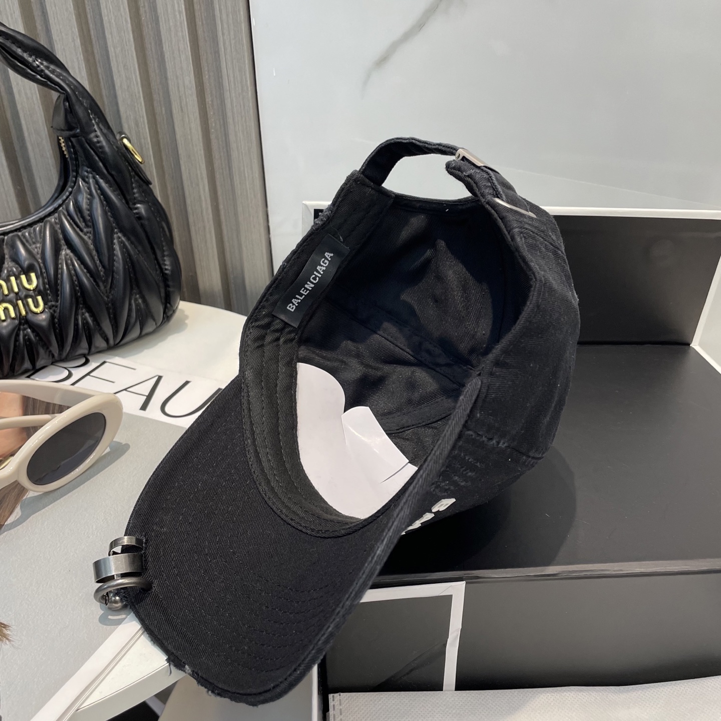 
BALENCIAGA巴黎世家新款logo棒球帽，很酷的色系，男女佩戴都有不同style，第一批抢先出货