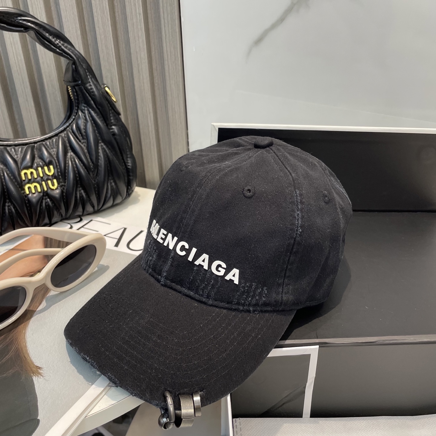 
BALENCIAGA巴黎世家新款logo棒球帽，很酷的色系，男女佩戴都有不同style，第一批抢先出货