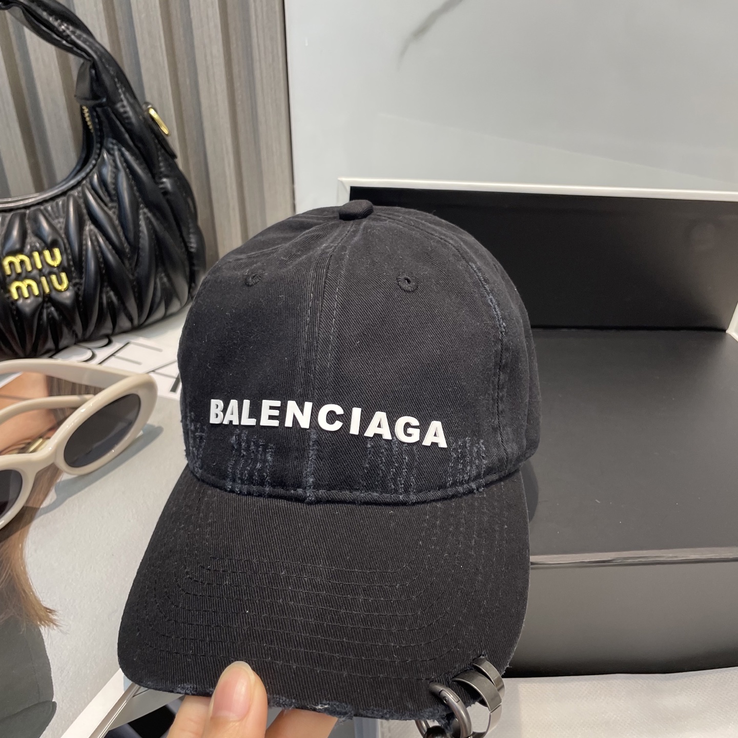 
BALENCIAGA巴黎世家新款logo棒球帽，很酷的色系，男女佩戴都有不同style，第一批抢先出货