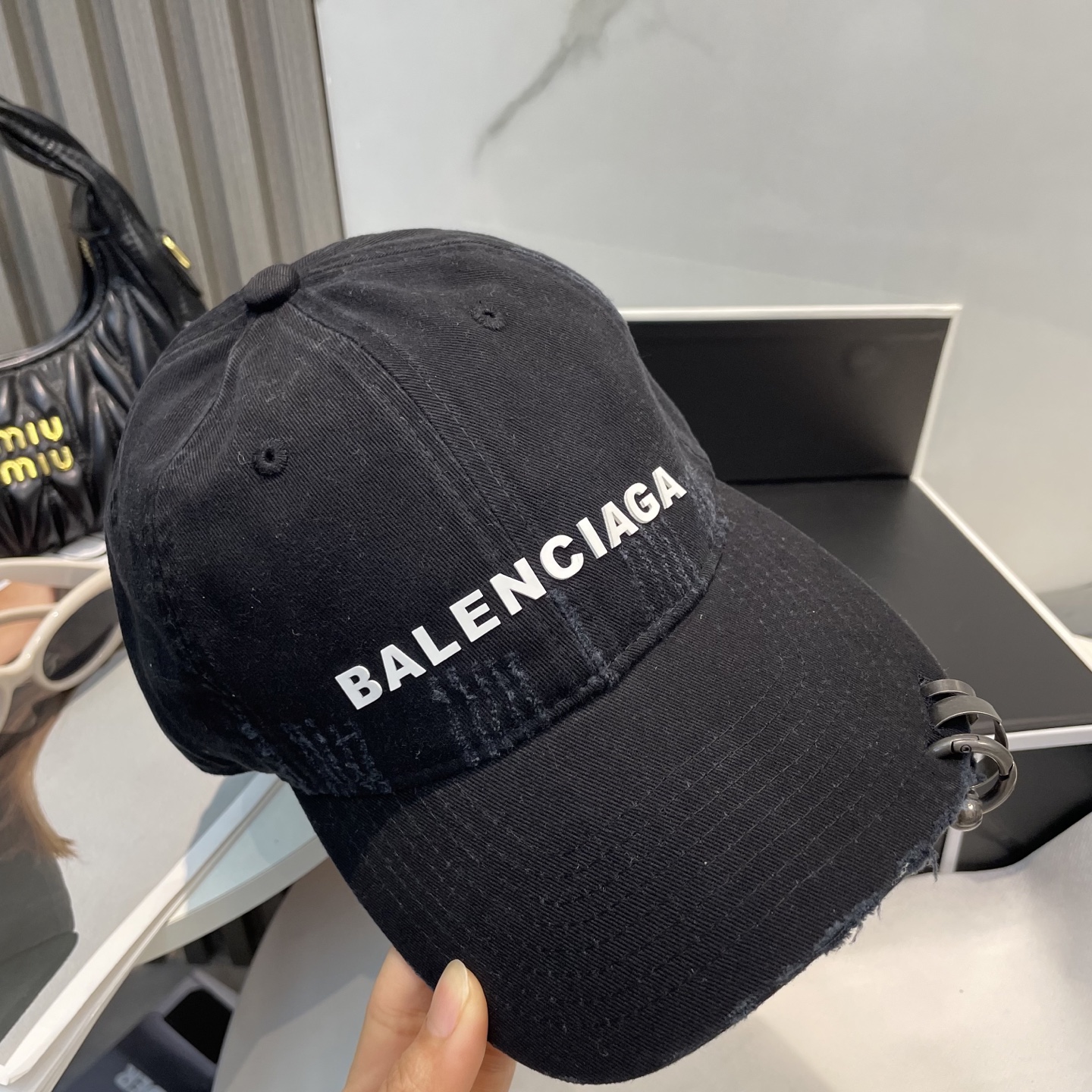 
BALENCIAGA巴黎世家新款logo棒球帽，很酷的色系，男女佩戴都有不同style，第一批抢先出货