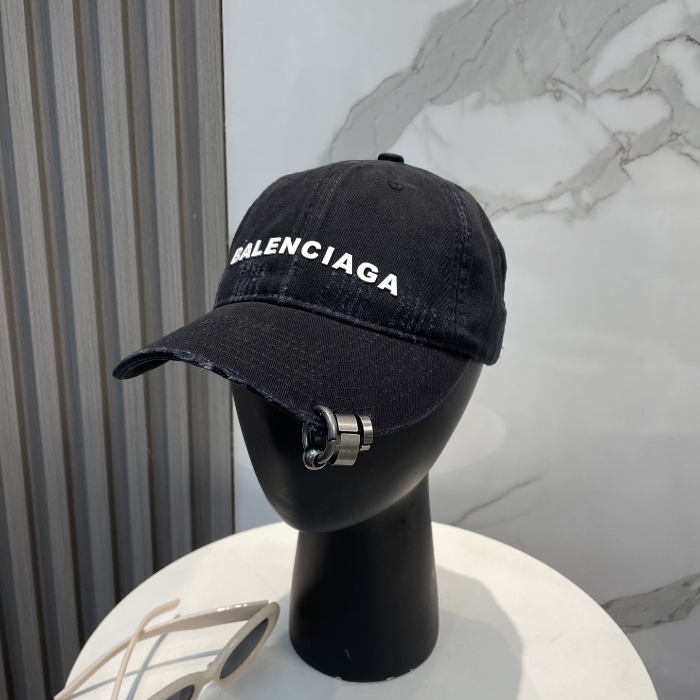 
BALENCIAGA巴黎世家新款logo棒球帽，很酷的色系，男女佩戴都有不同style，第一批抢先出货