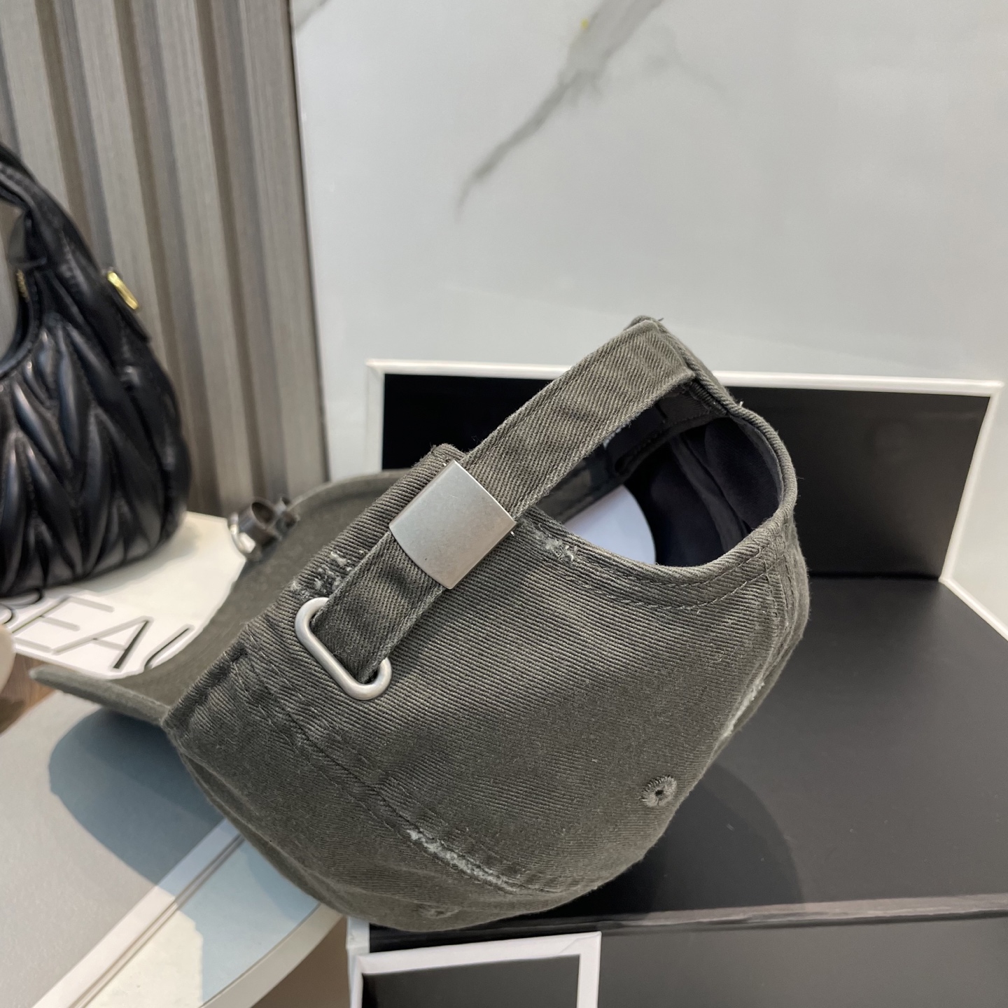 
BALENCIAGA巴黎世家新款logo棒球帽，很酷的色系，男女佩戴都有不同style，第一批抢先出货