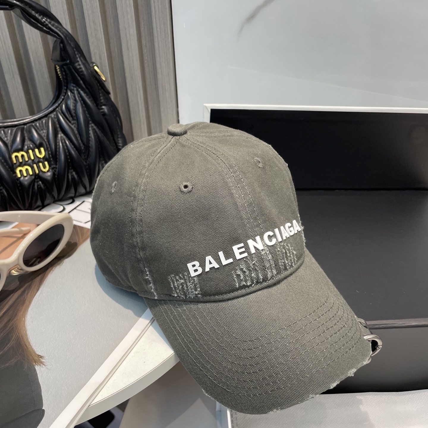 
BALENCIAGA巴黎世家新款logo棒球帽，很酷的色系，男女佩戴都有不同style，第一批抢先出货
