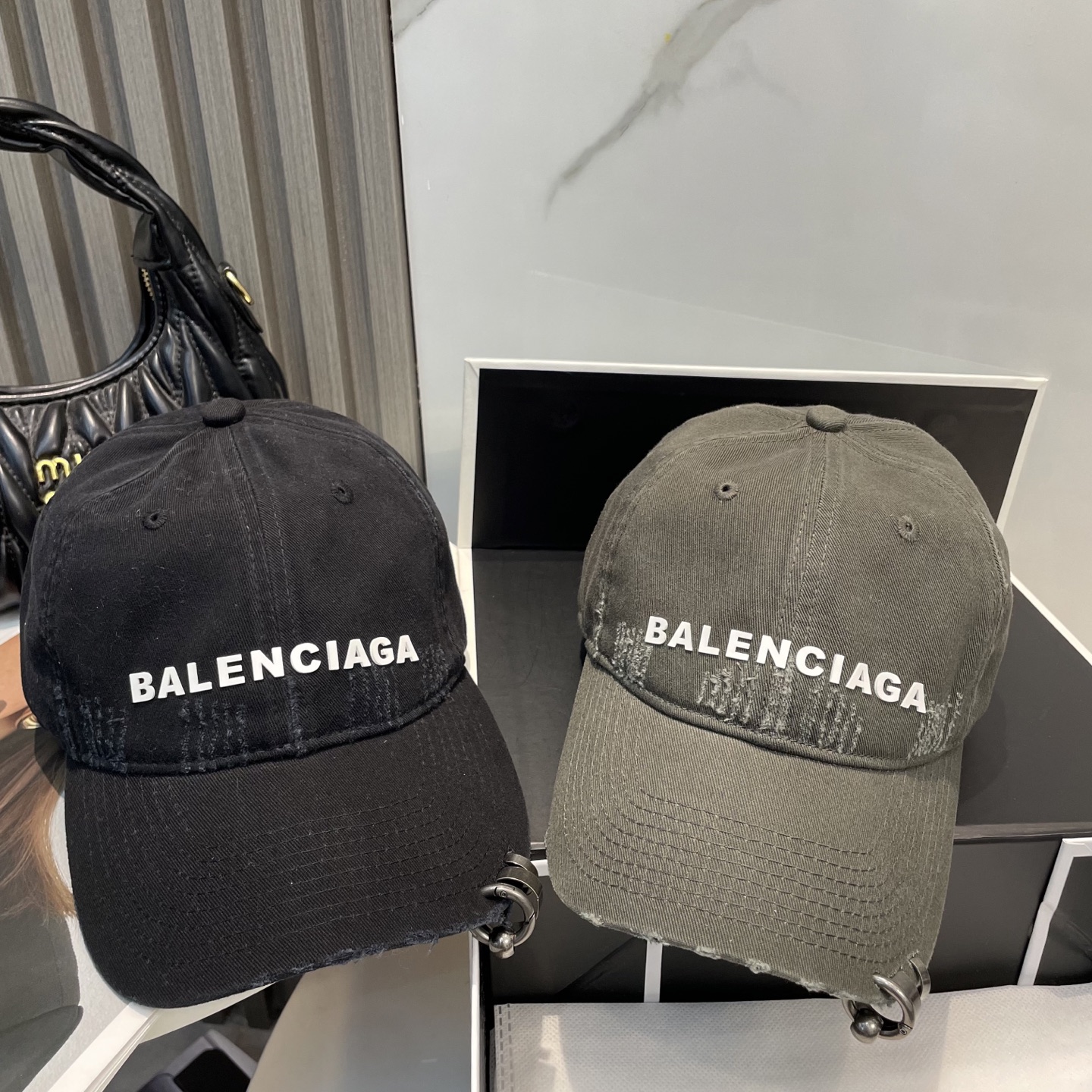 
BALENCIAGA巴黎世家新款logo棒球帽，很酷的色系，男女佩戴都有不同style，第一批抢先出货
