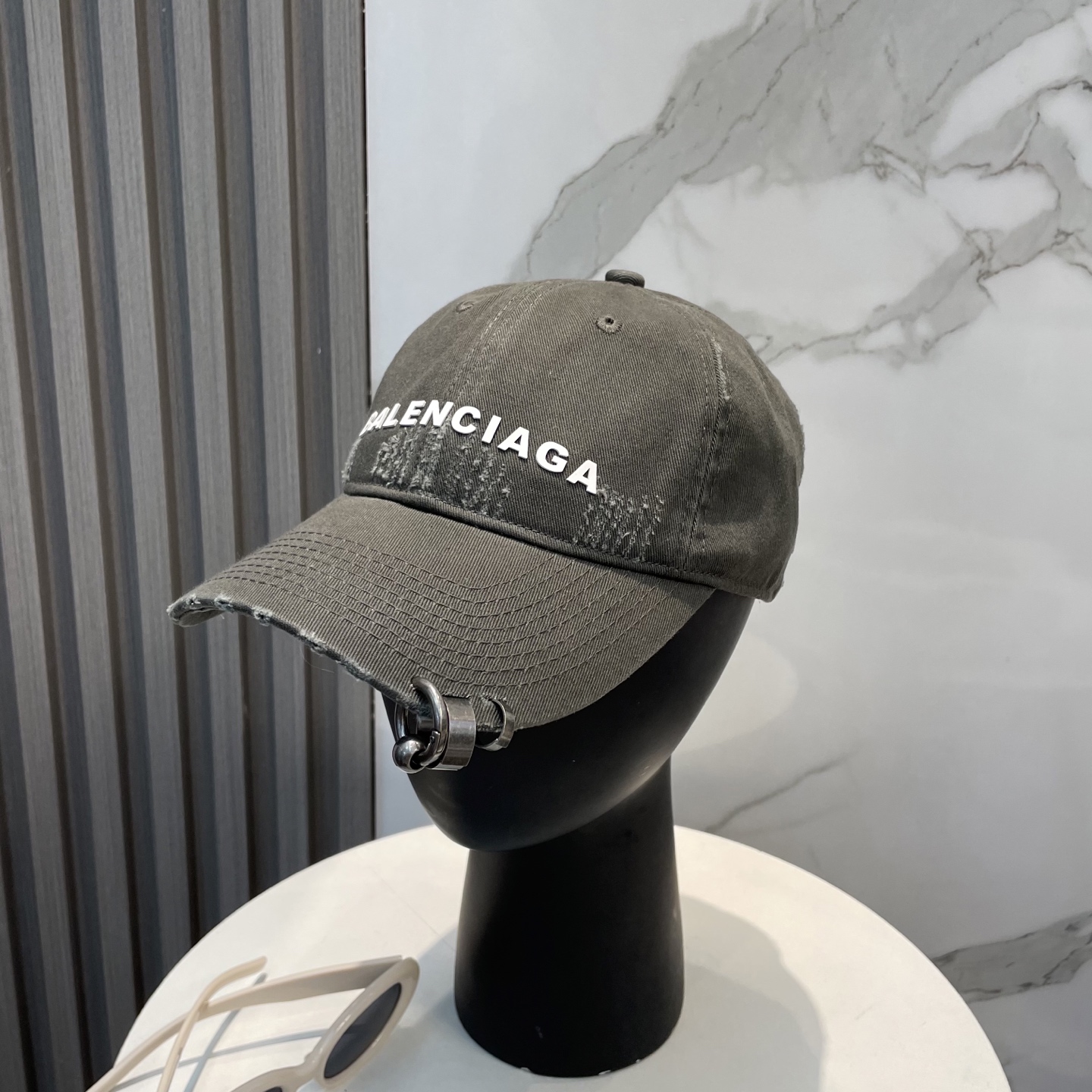 
BALENCIAGA巴黎世家新款logo棒球帽，很酷的色系，男女佩戴都有不同style，第一批抢先出货