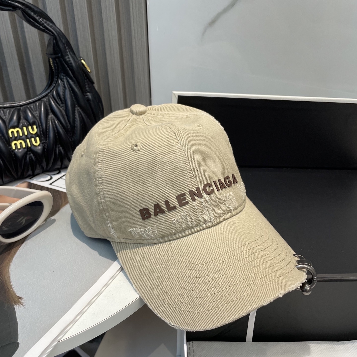 BALENCIAGA巴黎世家新款logo棒球帽,很酷的色系,男女佩戴都有不同style,第一批抢先出货
