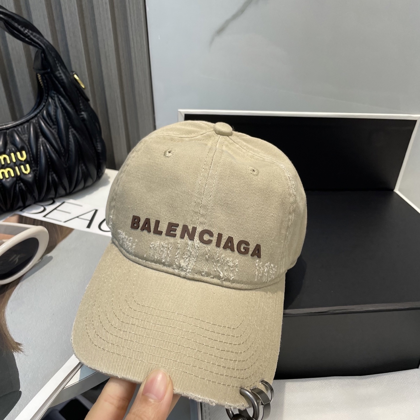 BALENCIAGA巴黎世家新款logo棒球帽,很酷的色系,男女佩戴都有不同style,第一批抢先出货