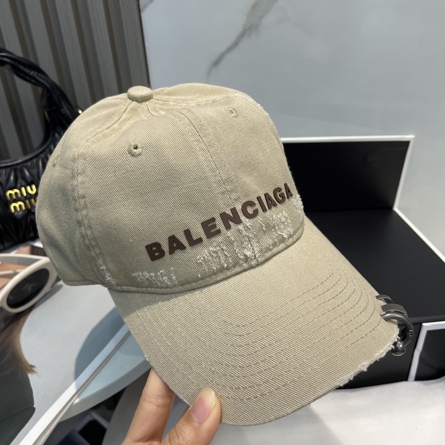 BALENCIAGA巴黎世家新款logo棒球帽,很酷的色系,男女佩戴都有不同style,第一批抢先出货