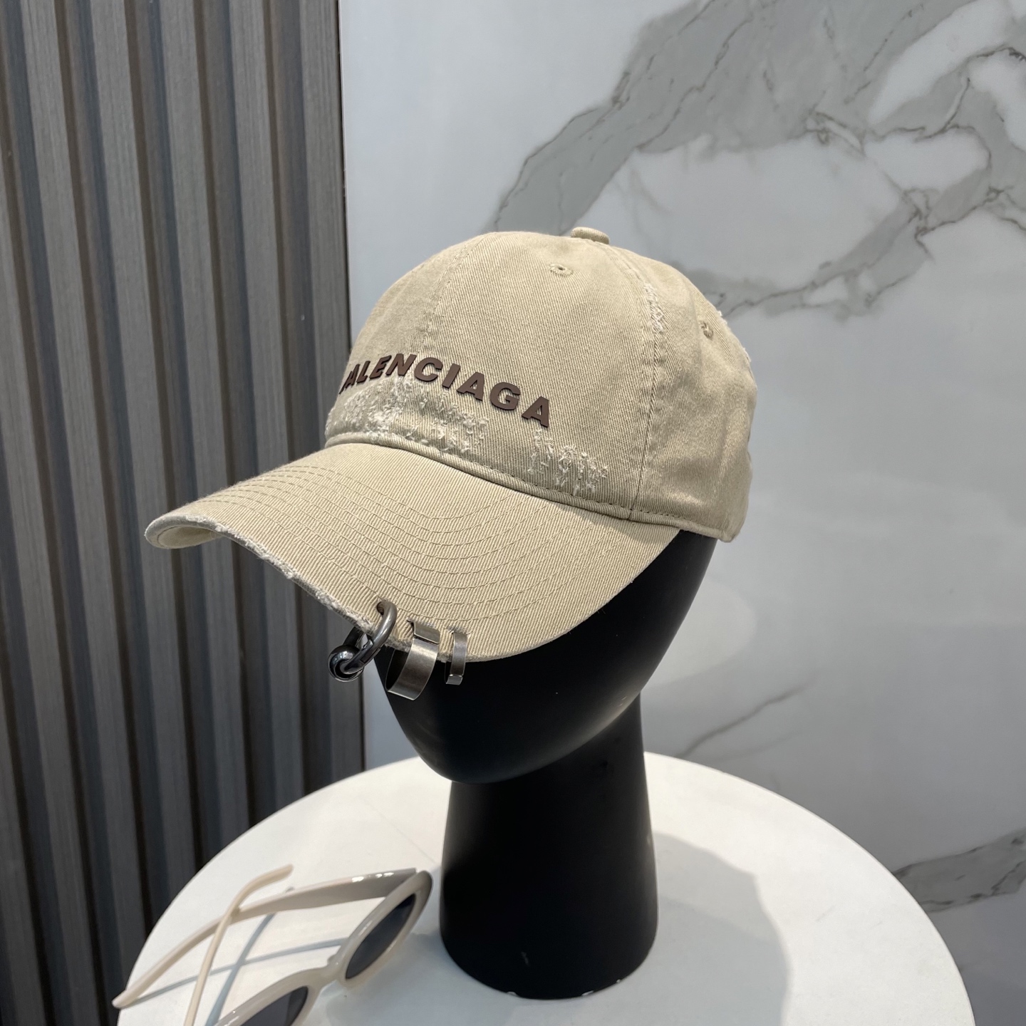 BALENCIAGA巴黎世家新款logo棒球帽,很酷的色系,男女佩戴都有不同style,第一批抢先出货