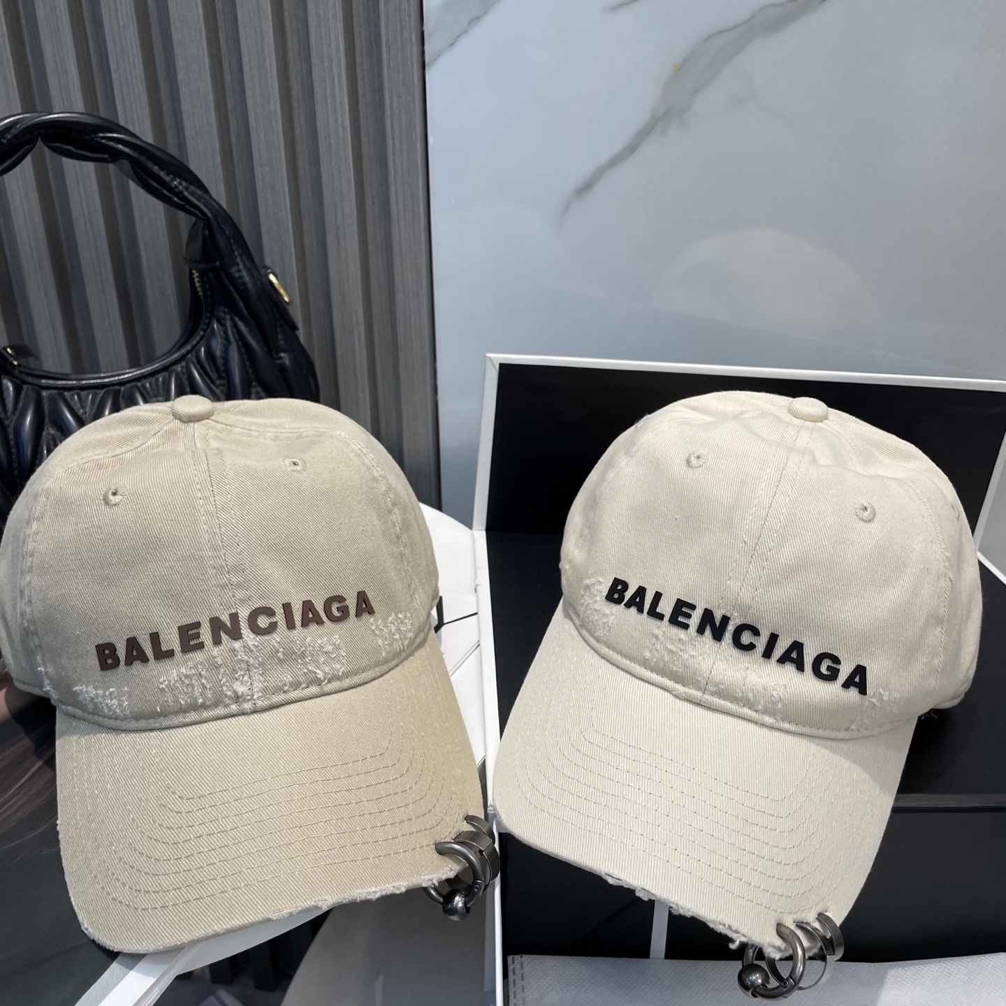 
BALENCIAGA巴黎世家新款logo棒球帽，很酷的色系，男女佩戴都有不同style，第一批抢先出货