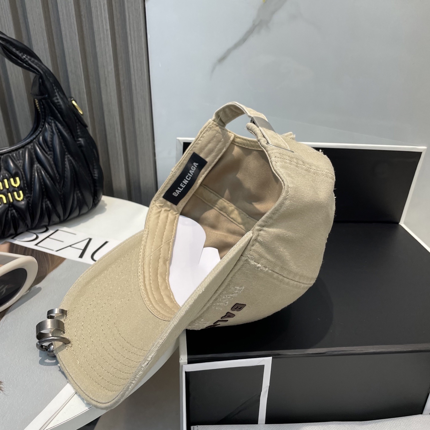 BALENCIAGA巴黎世家新款logo棒球帽,很酷的色系,男女佩戴都有不同style,第一批抢先出货