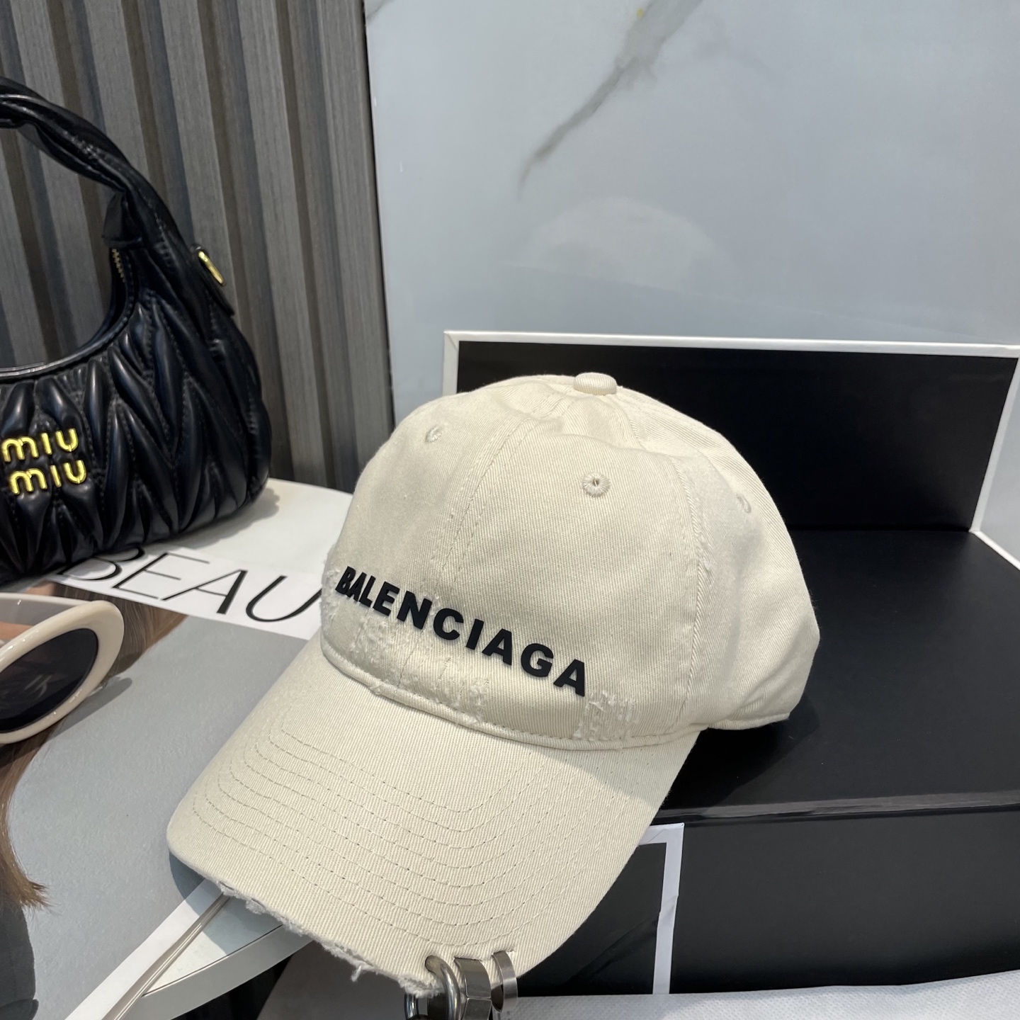 
BALENCIAGA巴黎世家新款logo棒球帽，很酷的色系，男女佩戴都有不同style，第一批抢先出货
