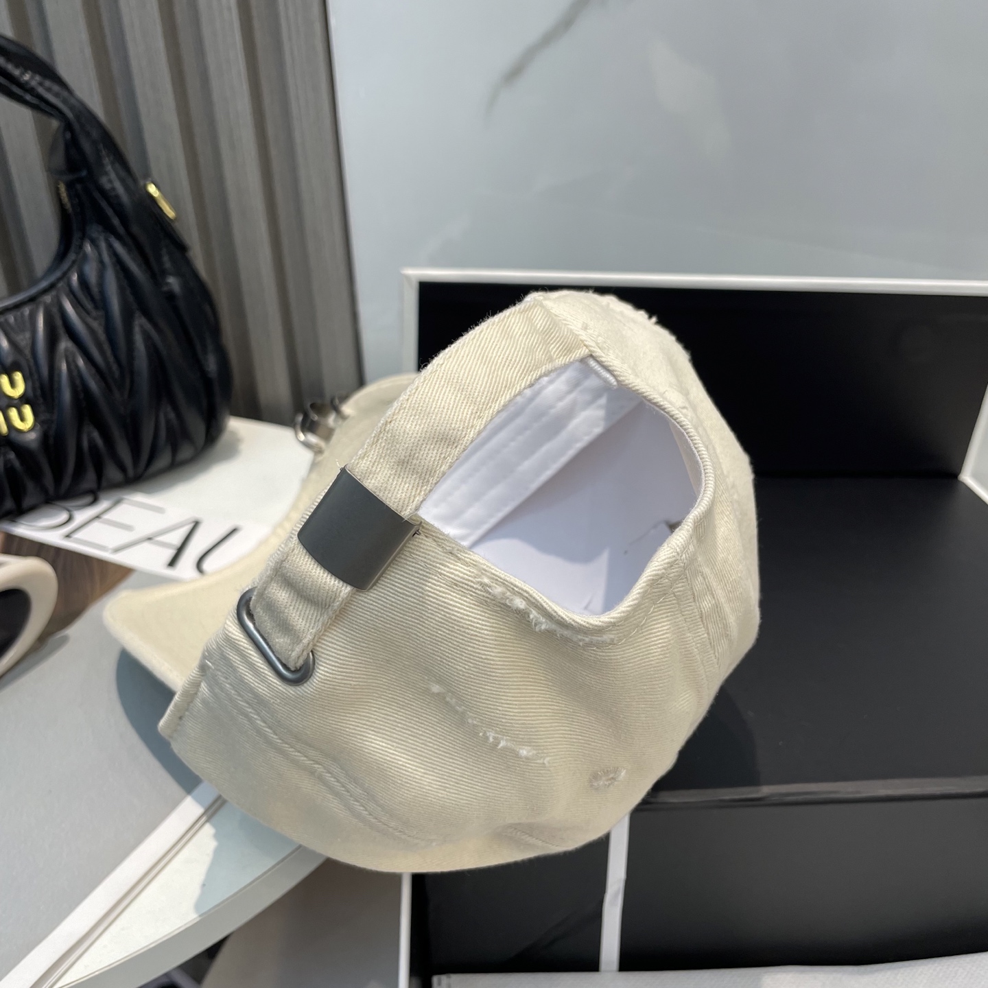 
BALENCIAGA巴黎世家新款logo棒球帽，很酷的色系，男女佩戴都有不同style，第一批抢先出货