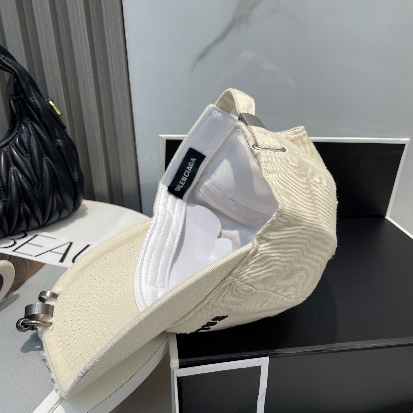 
BALENCIAGA巴黎世家新款logo棒球帽，很酷的色系，男女佩戴都有不同style，第一批抢先出货