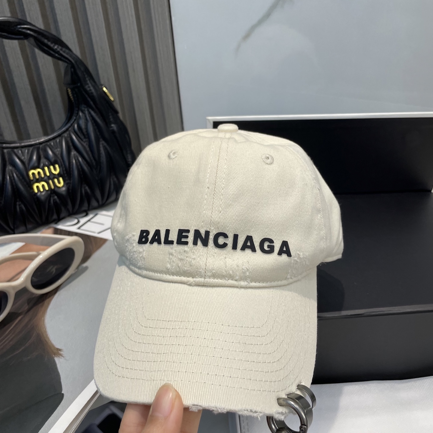 
BALENCIAGA巴黎世家新款logo棒球帽，很酷的色系，男女佩戴都有不同style，第一批抢先出货