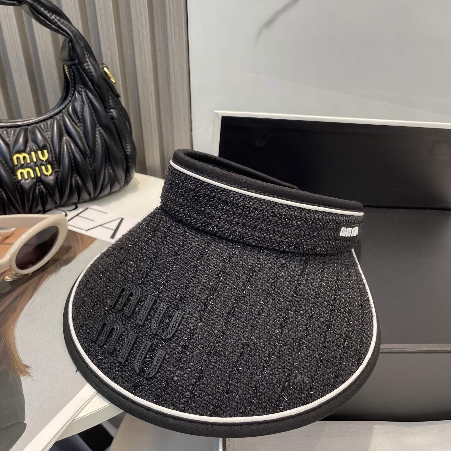 
🆕Miu Miu缪缪新款空顶帽
看一眼就会爱上的遮阳帽，夏天的你需要一顶与众不同的帽子去眼压群芳，这款