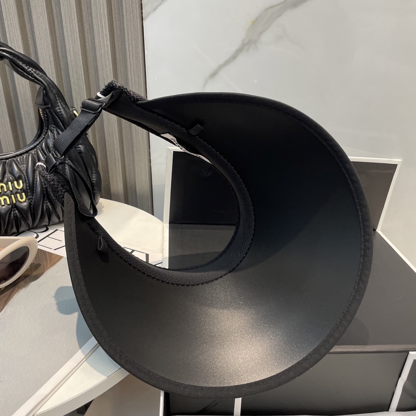 
🆕Miu Miu缪缪新款空顶帽
看一眼就会爱上的遮阳帽，夏天的你需要一顶与众不同的帽子去眼压群芳，这款