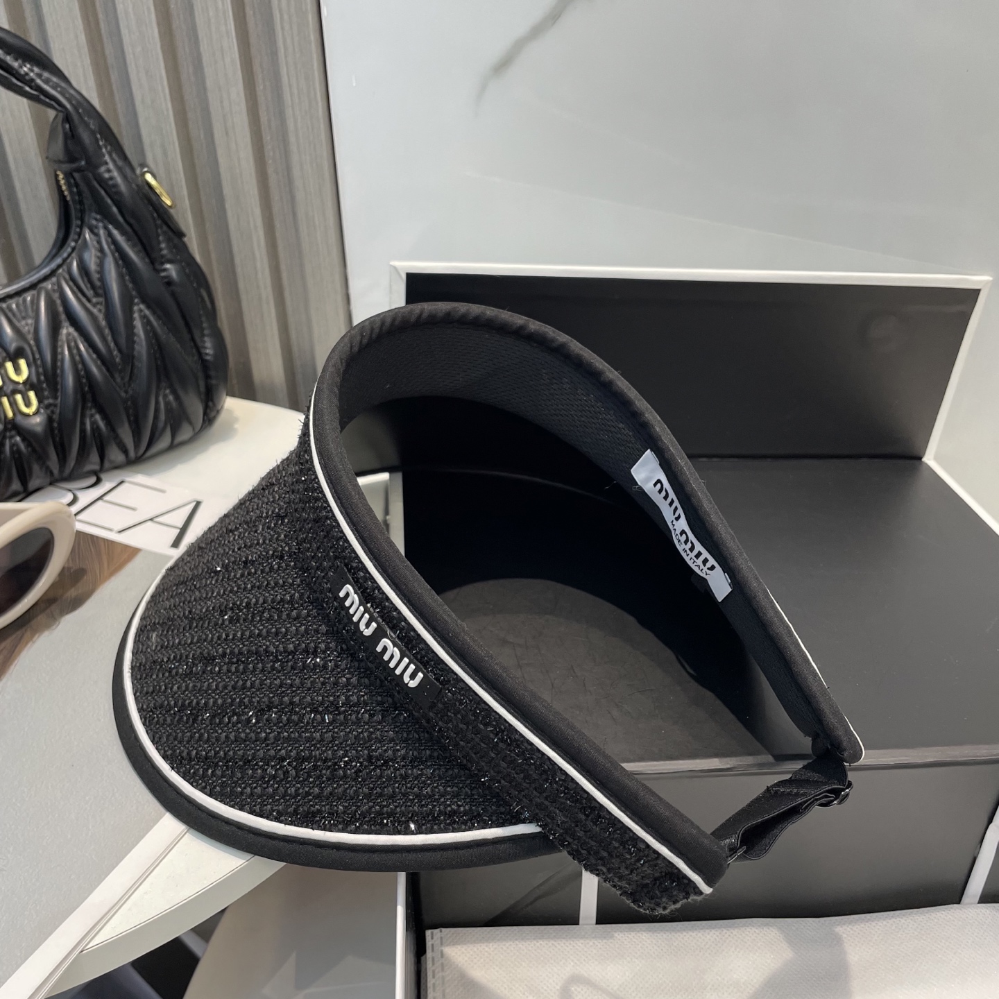 
🆕Miu Miu缪缪新款空顶帽
看一眼就会爱上的遮阳帽，夏天的你需要一顶与众不同的帽子去眼压群芳，这款