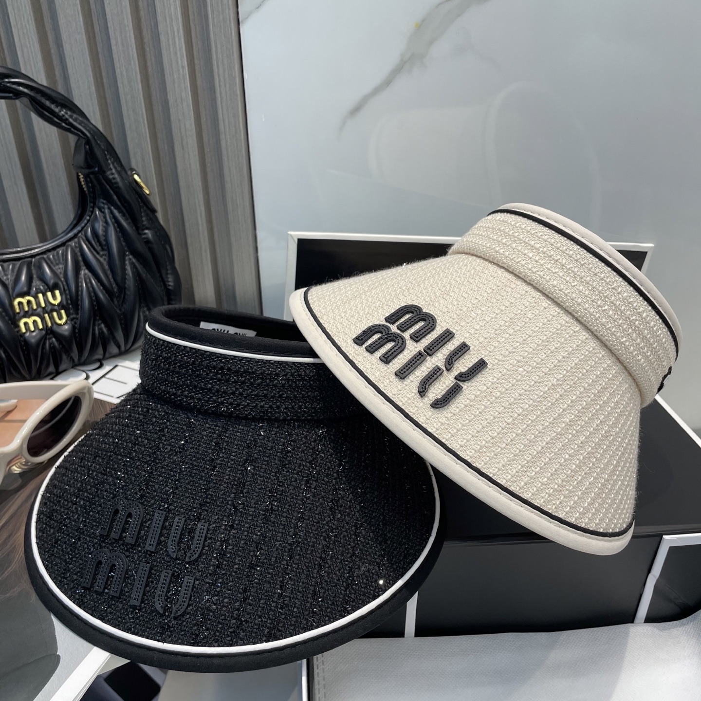 
🆕Miu Miu缪缪新款空顶帽
看一眼就会爱上的遮阳帽，夏天的你需要一顶与众不同的帽子去眼压群芳，这款