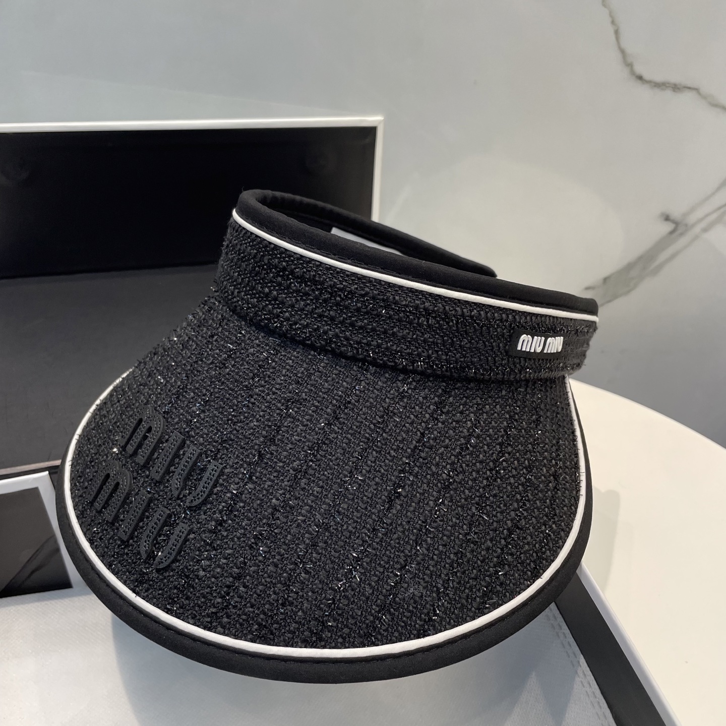 
🆕Miu Miu缪缪新款空顶帽
看一眼就会爱上的遮阳帽，夏天的你需要一顶与众不同的帽子去眼压群芳，这款