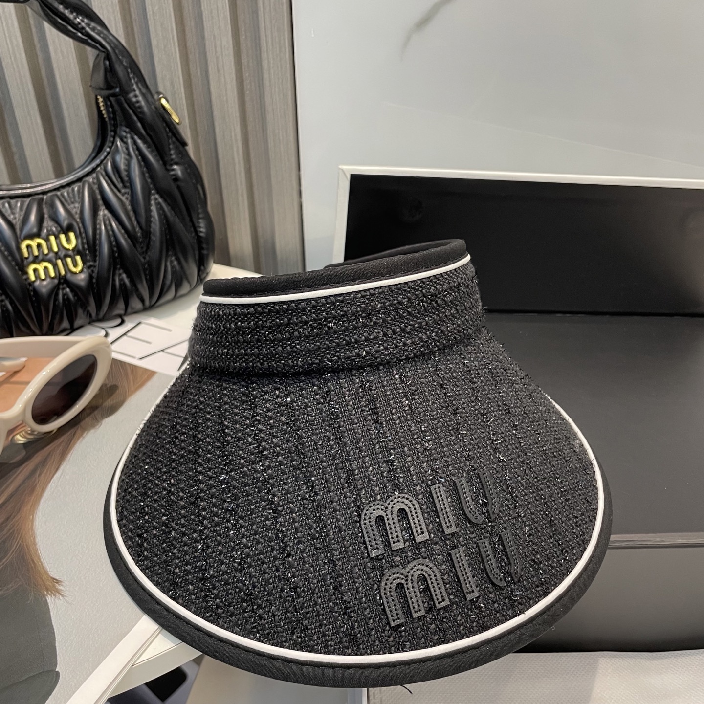 
🆕Miu Miu缪缪新款空顶帽
看一眼就会爱上的遮阳帽，夏天的你需要一顶与众不同的帽子去眼压群芳，这款