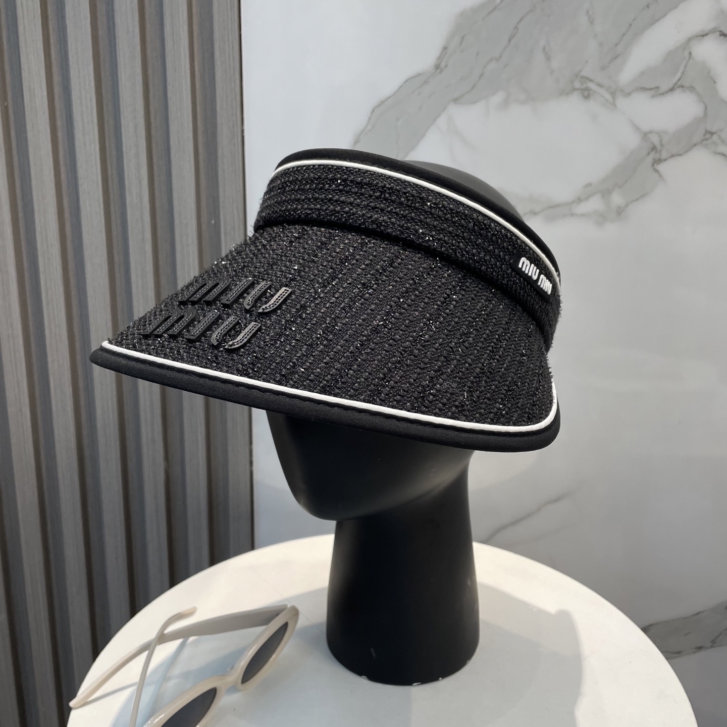 
🆕Miu Miu缪缪新款空顶帽
看一眼就会爱上的遮阳帽，夏天的你需要一顶与众不同的帽子去眼压群芳，这款