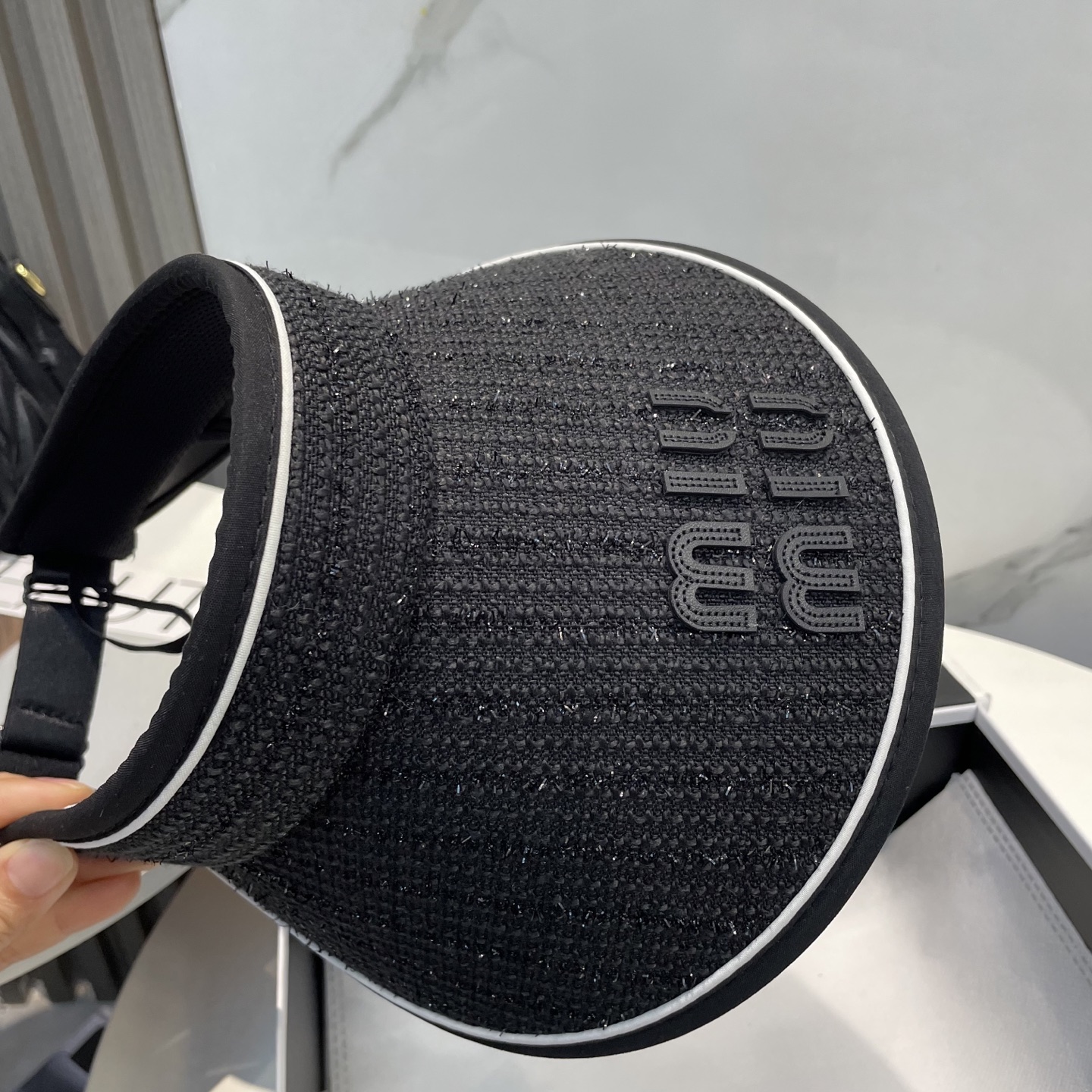 
🆕Miu Miu缪缪新款空顶帽
看一眼就会爱上的遮阳帽，夏天的你需要一顶与众不同的帽子去眼压群芳，这款