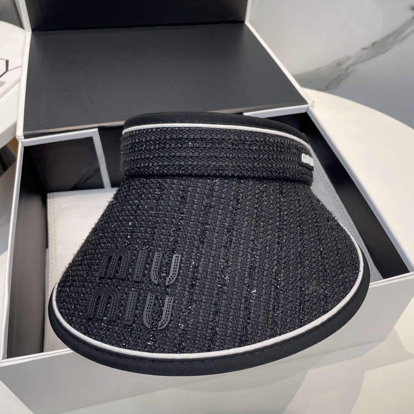 
🆕Miu Miu缪缪新款空顶帽
看一眼就会爱上的遮阳帽，夏天的你需要一顶与众不同的帽子去眼压群芳，这款