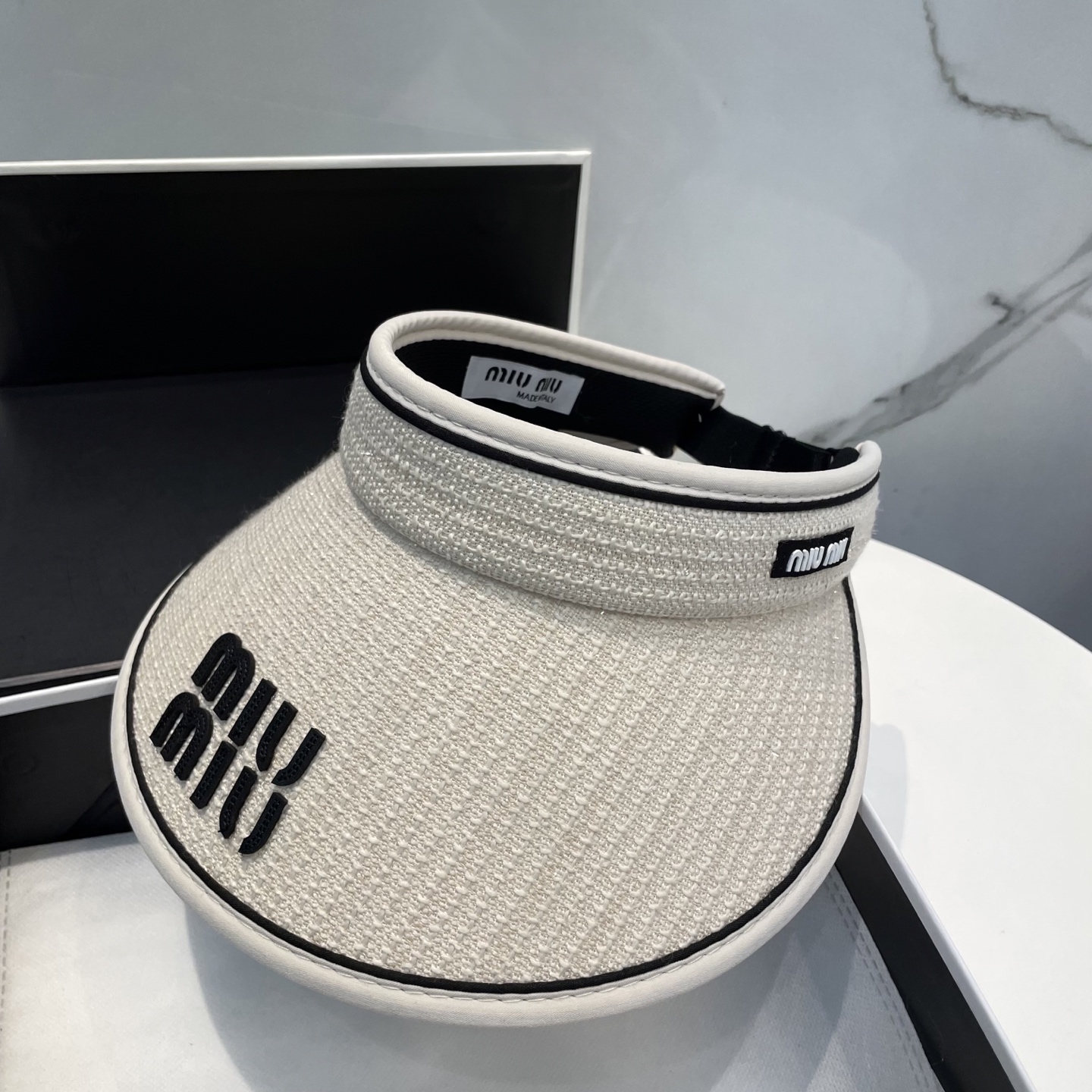 
🆕Miu Miu缪缪新款空顶帽
看一眼就会爱上的遮阳帽，夏天的你需要一顶与众不同的帽子去眼压群芳，这款