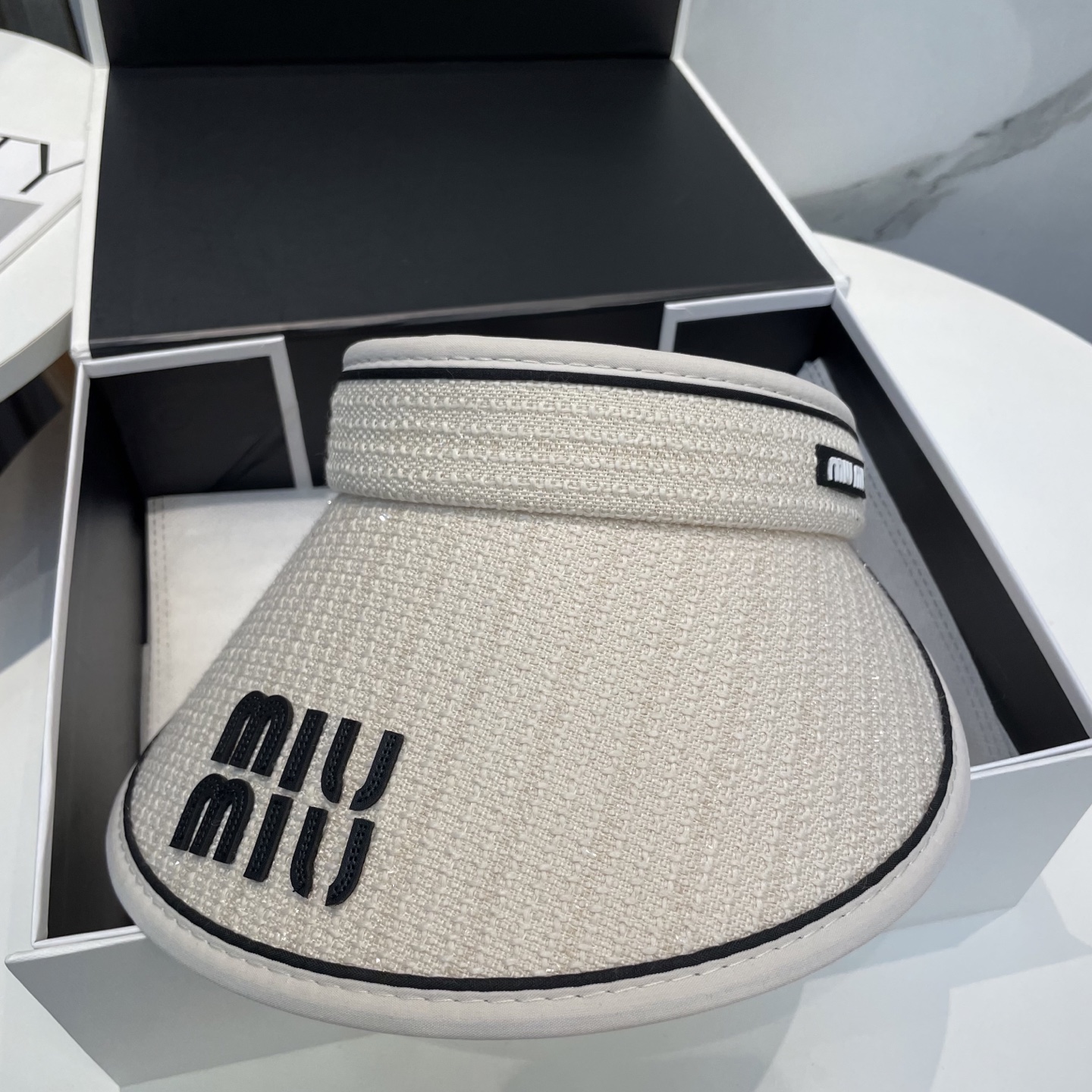 
🆕Miu Miu缪缪新款空顶帽
看一眼就会爱上的遮阳帽，夏天的你需要一顶与众不同的帽子去眼压群芳，这款