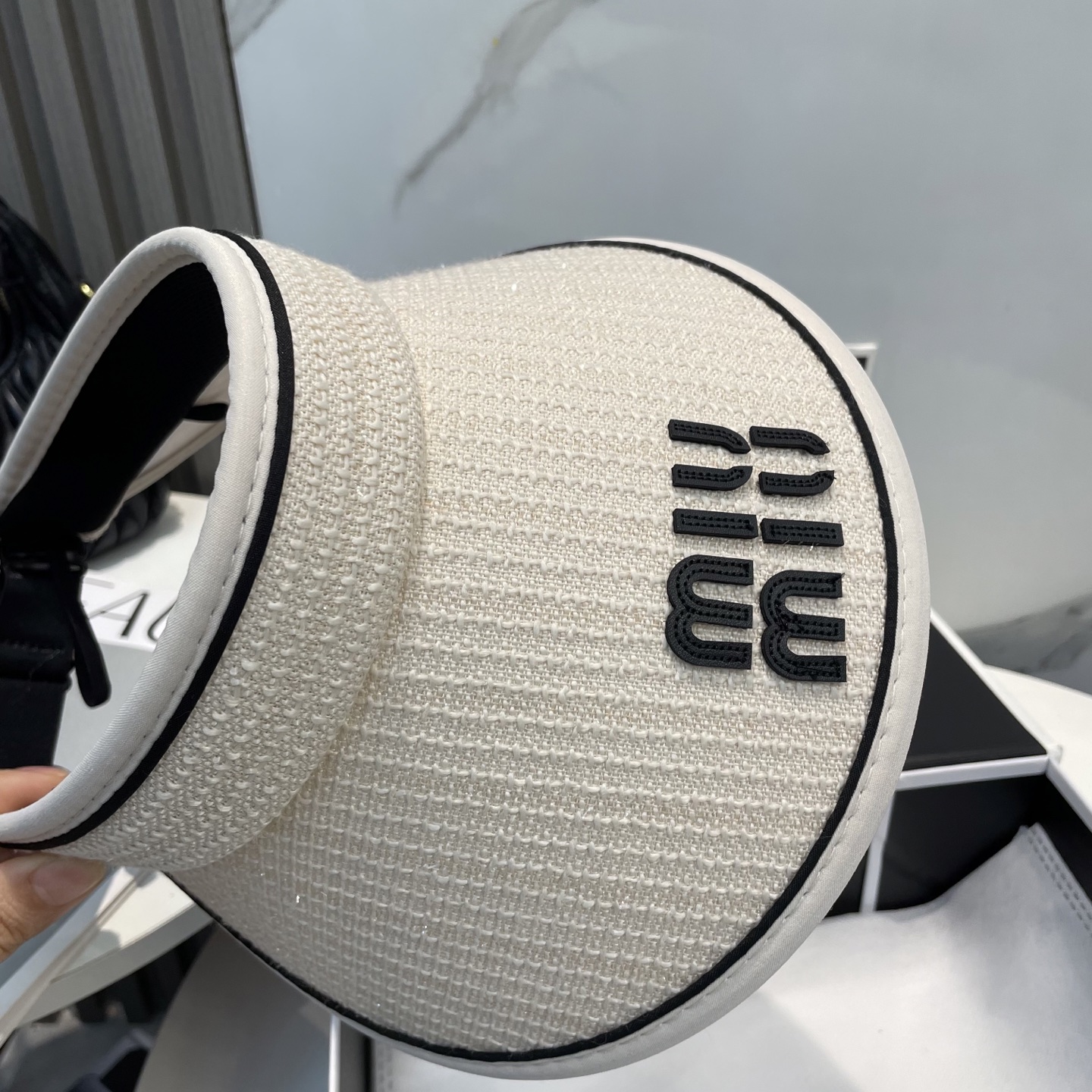 
🆕Miu Miu缪缪新款空顶帽
看一眼就会爱上的遮阳帽，夏天的你需要一顶与众不同的帽子去眼压群芳，这款