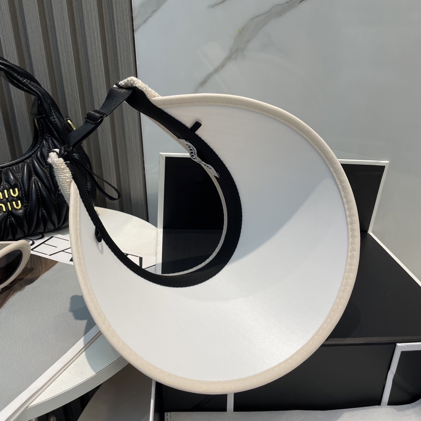 
🆕Miu Miu缪缪新款空顶帽
看一眼就会爱上的遮阳帽，夏天的你需要一顶与众不同的帽子去眼压群芳，这款