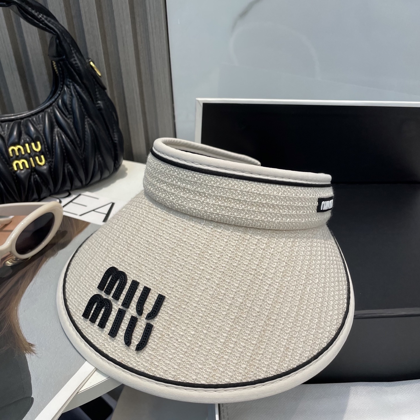 
🆕Miu Miu缪缪新款空顶帽
看一眼就会爱上的遮阳帽，夏天的你需要一顶与众不同的帽子去眼压群芳，这款