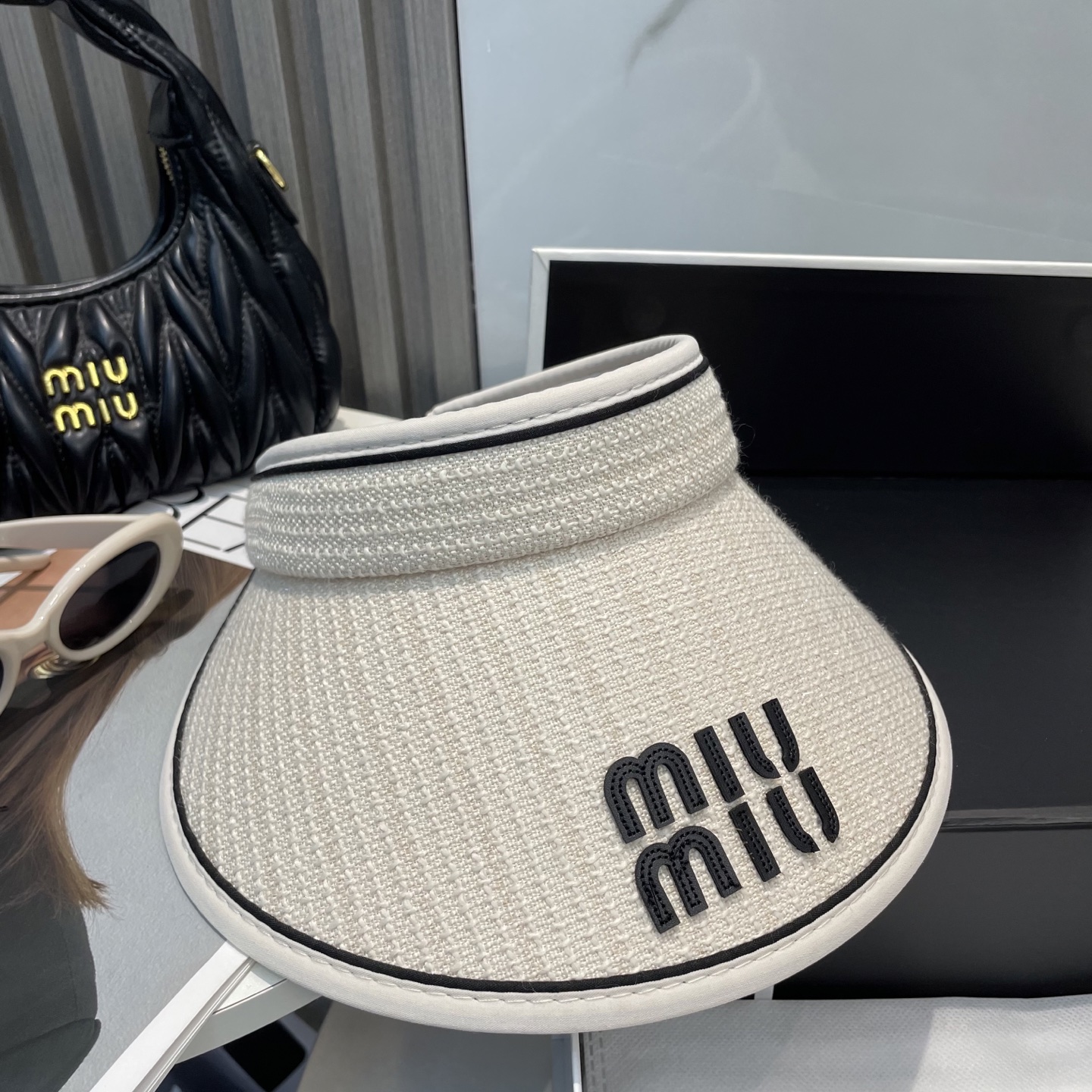 
🆕Miu Miu缪缪新款空顶帽
看一眼就会爱上的遮阳帽，夏天的你需要一顶与众不同的帽子去眼压群芳，这款