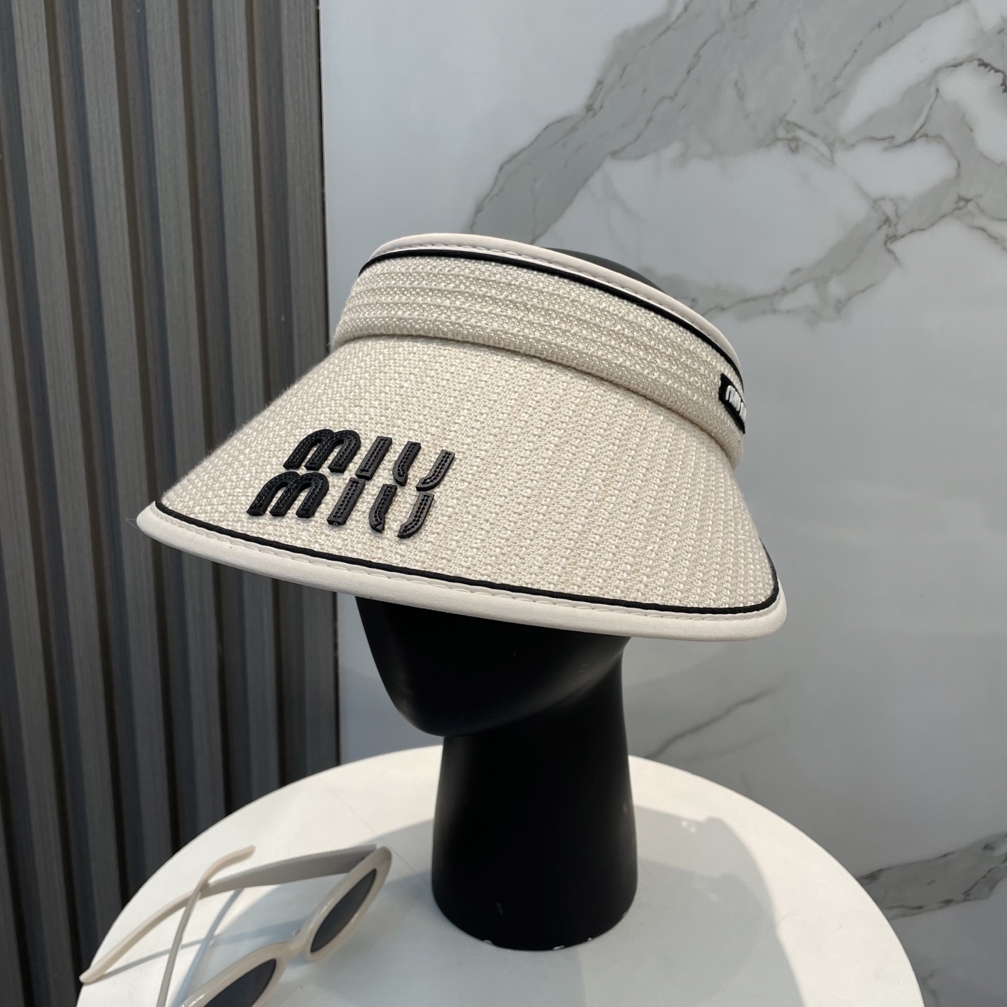 
🆕Miu Miu缪缪新款空顶帽
看一眼就会爱上的遮阳帽，夏天的你需要一顶与众不同的帽子去眼压群芳，这款