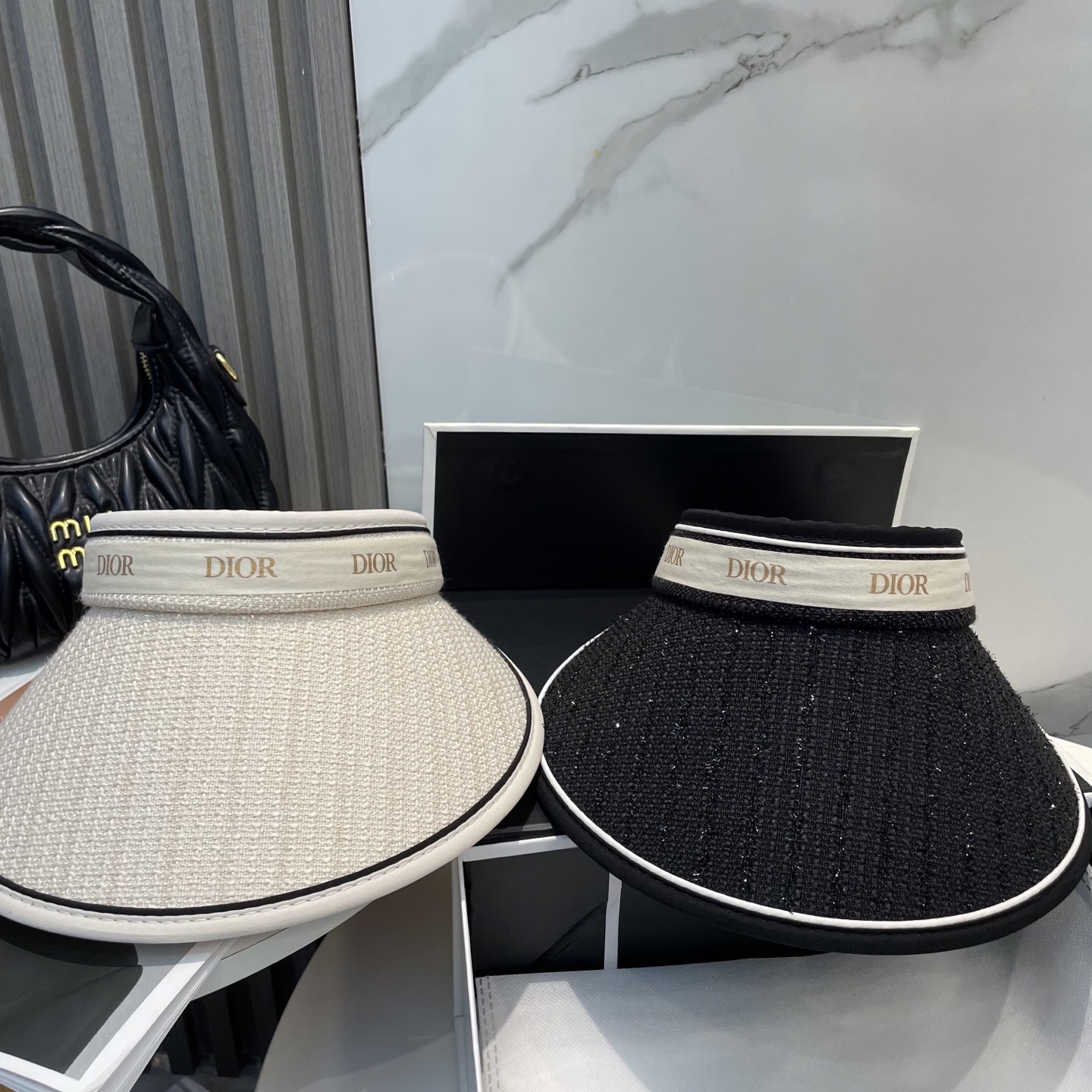 
迪奥Dior新款空顶帽
看一眼就会爱上的遮阳帽，夏天的你需要一顶与众不同的帽子去眼压群芳，这款气质空顶